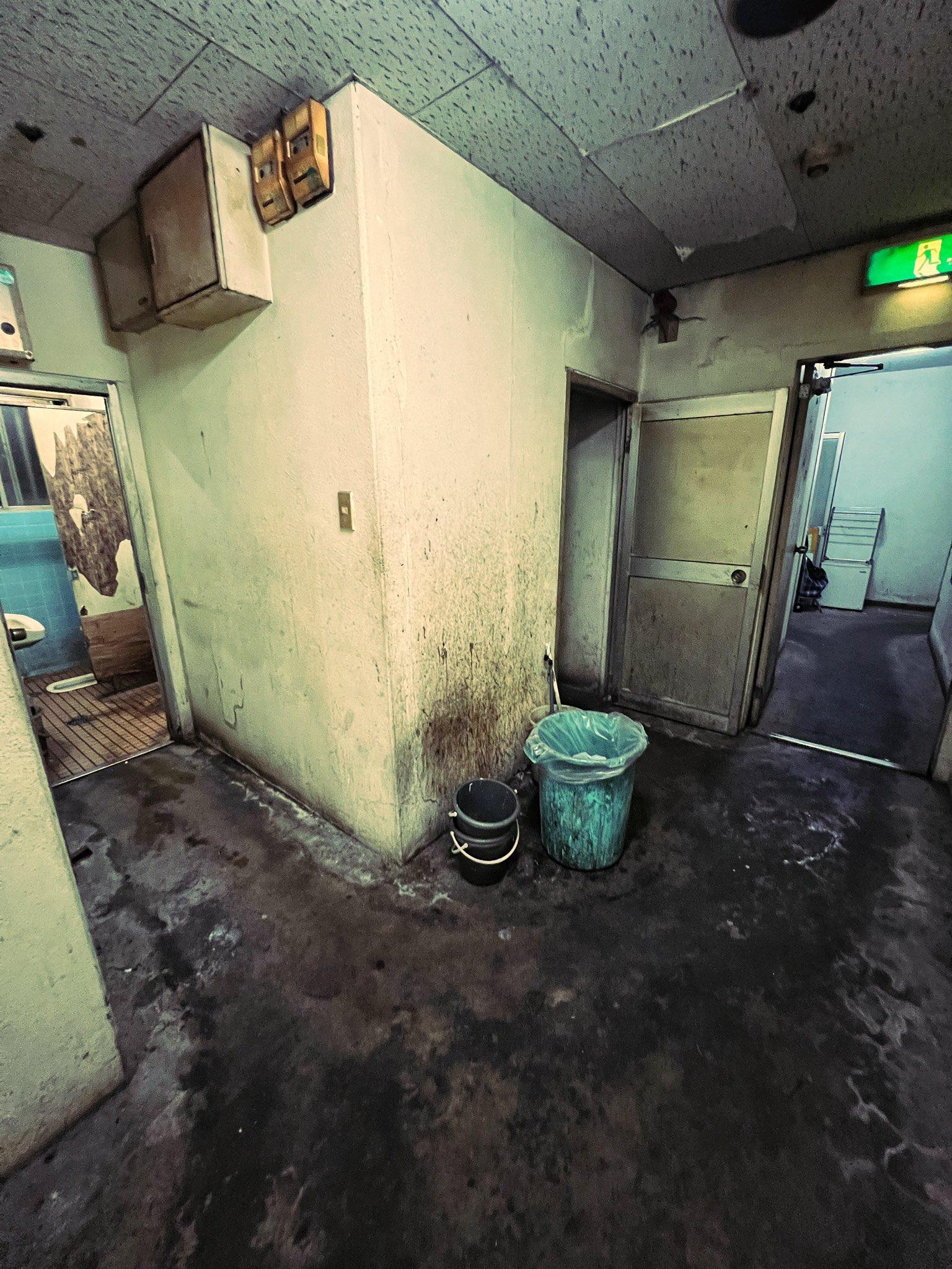 這網紅指,廁所無法沖水,氣味難聞,地板相當破舊,黑斑處處。(X)