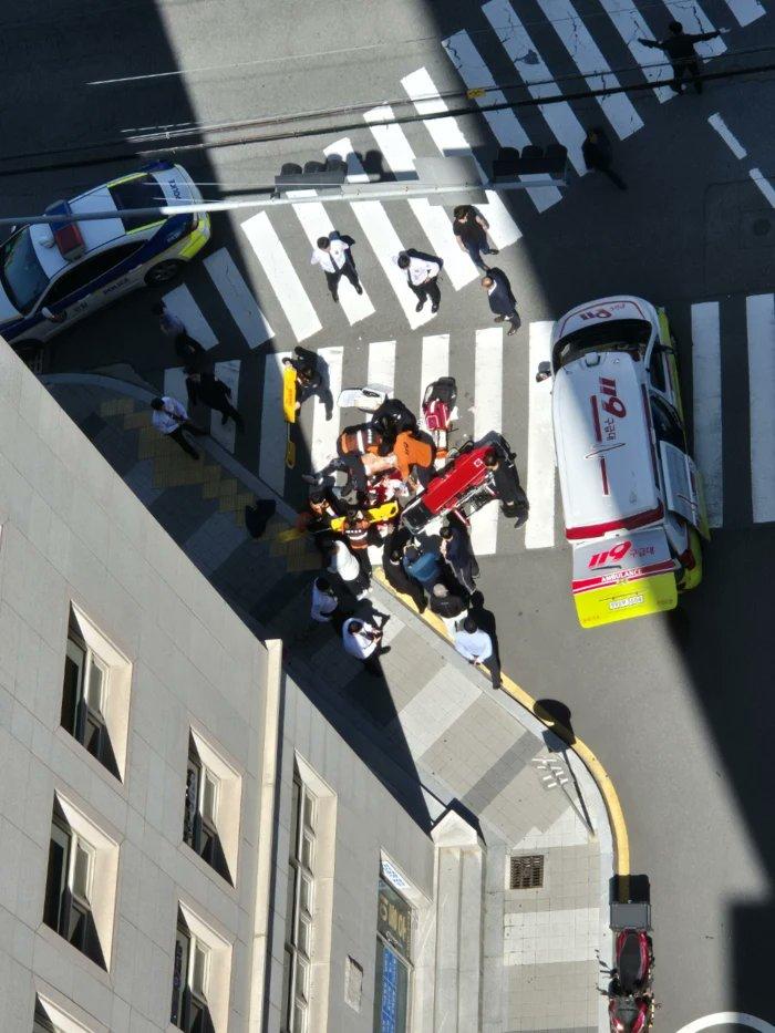 救護員將B送院。(X)