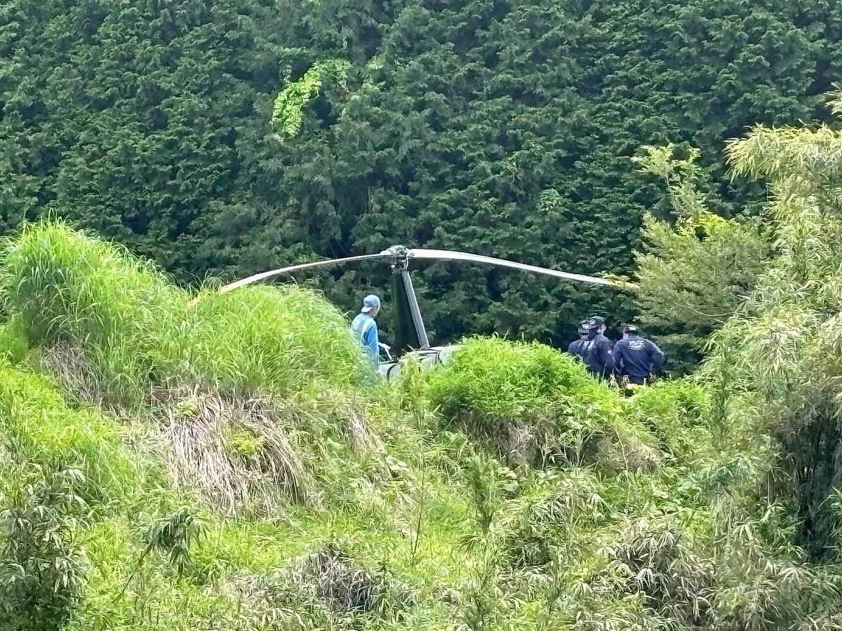 觀光直昇機在一處空地緊急降落。(新聞圖片)