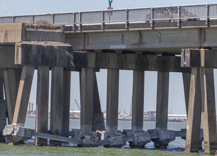 橋上火車運行部分坍塌,壓住船頭。(X)