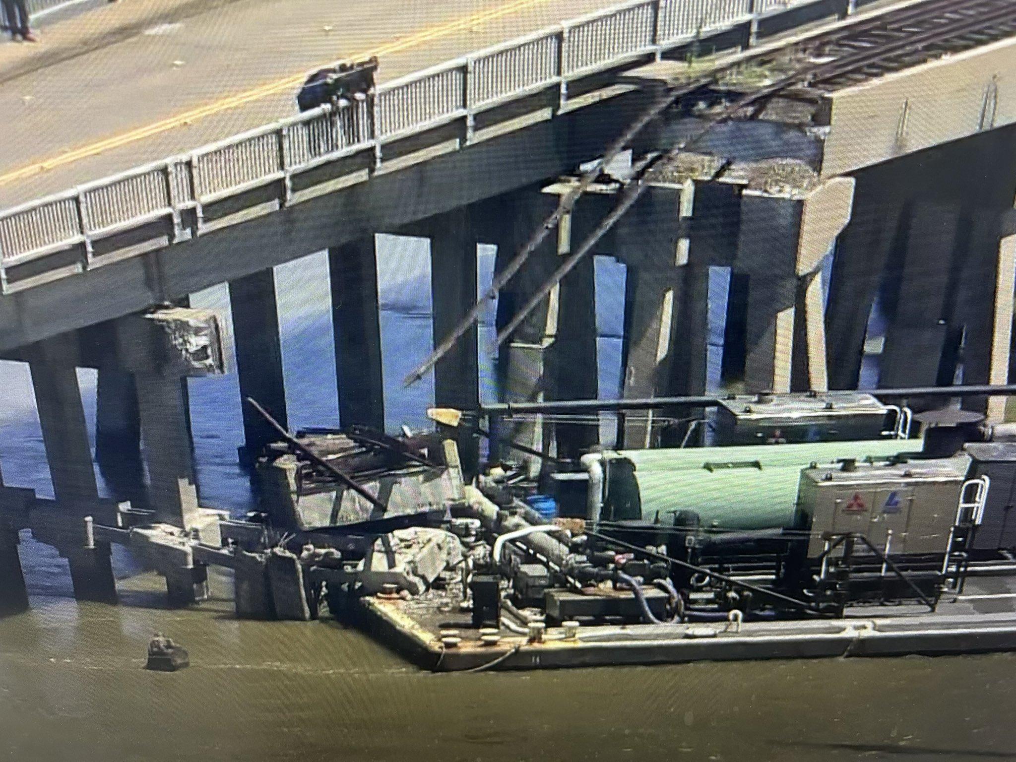 橋上火車運行部分坍塌,壓住船頭。(X)