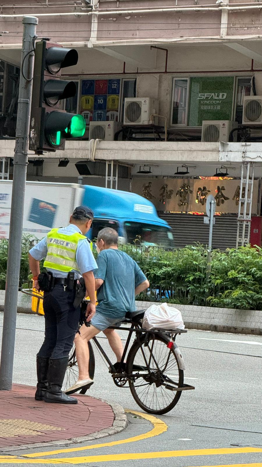 警方打擊非法駕駛電動車及單車。
