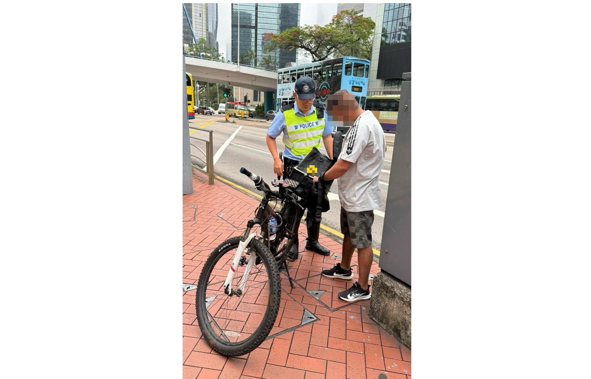 警方打擊非法駕駛電動車及單車。