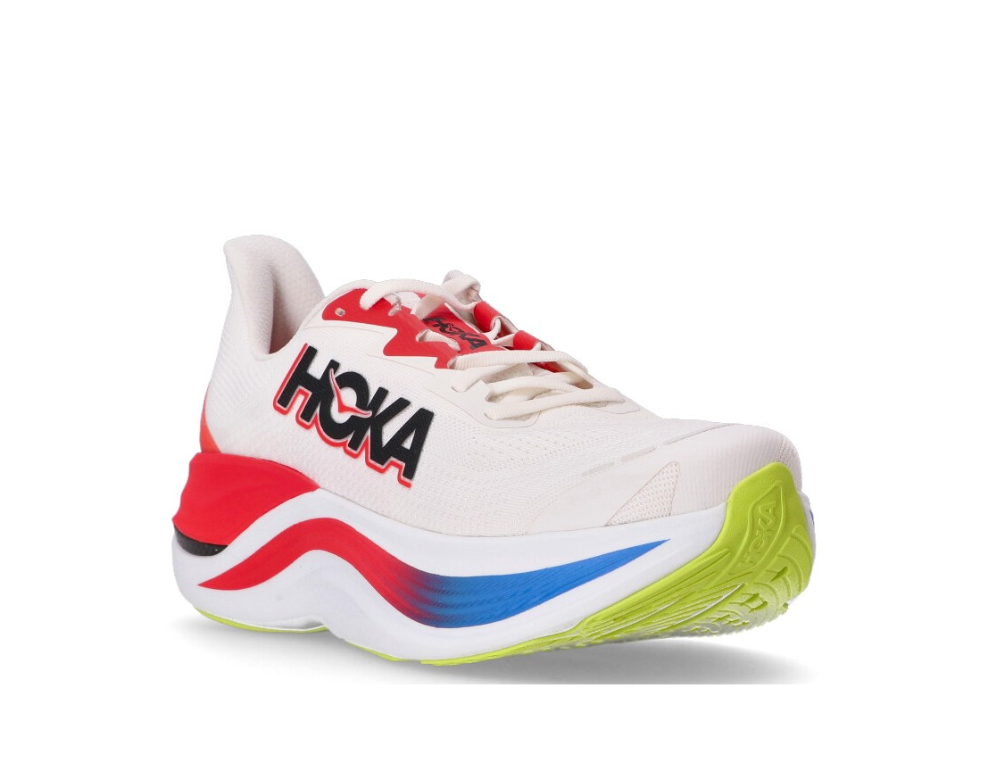 「緩震之王」HOKA SKYWARD X - 以大眾跑者需求出發,兼具緩震Q彈,亦可帶來溫和推進力的活潑腳感,適合碳板新手輕鬆駕馭。