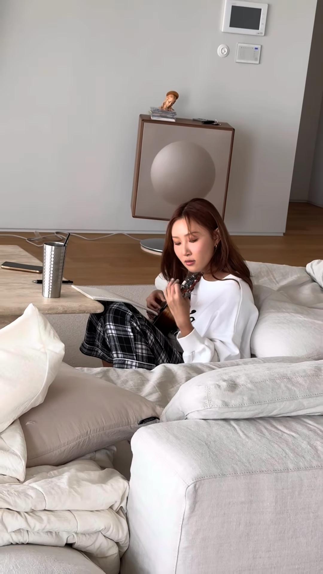 華莎用Ukulele彈奏練習王菲廣東歌《夢中人》。