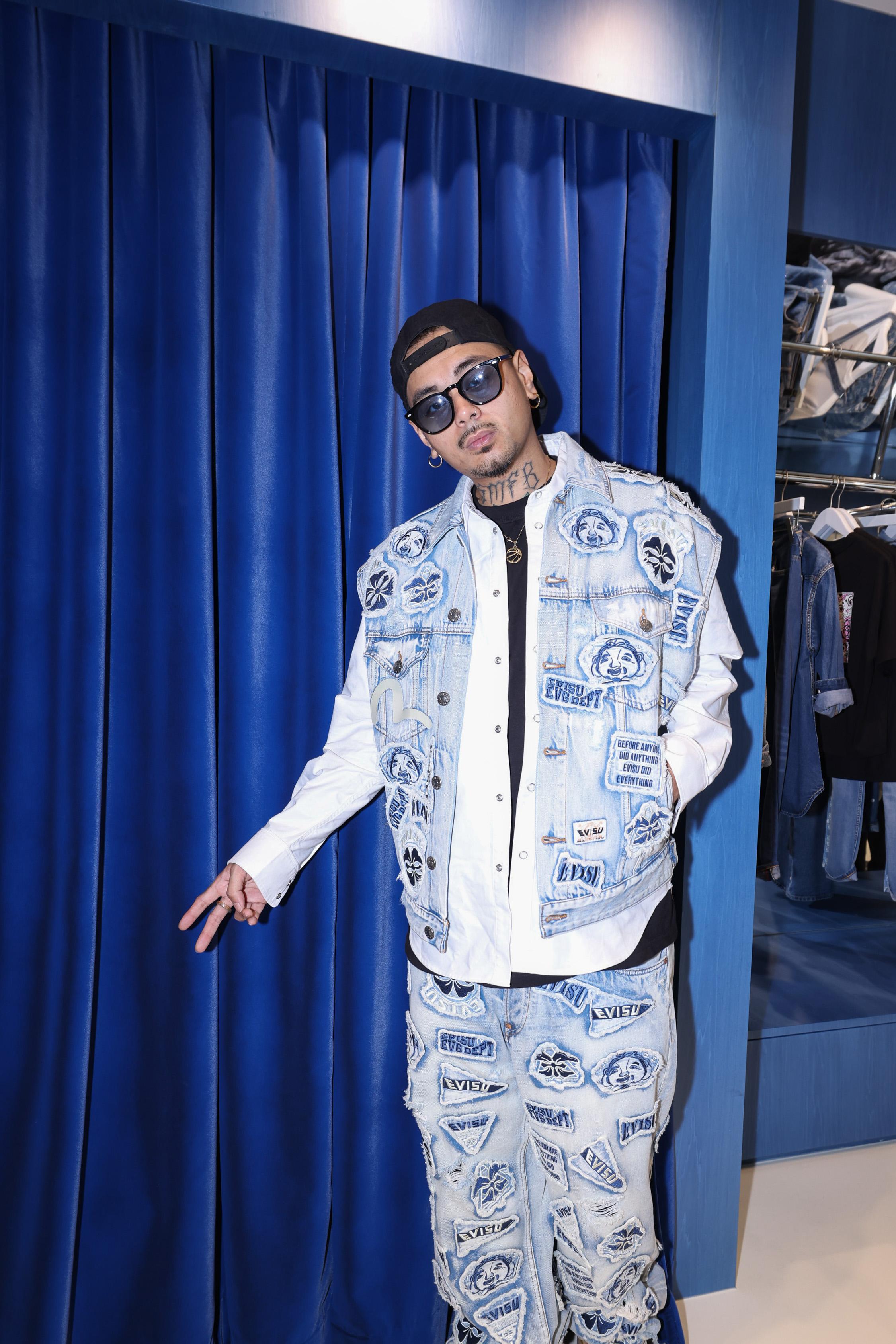 饒舌歌手JB出席牛仔褲品牌新店開張活動。