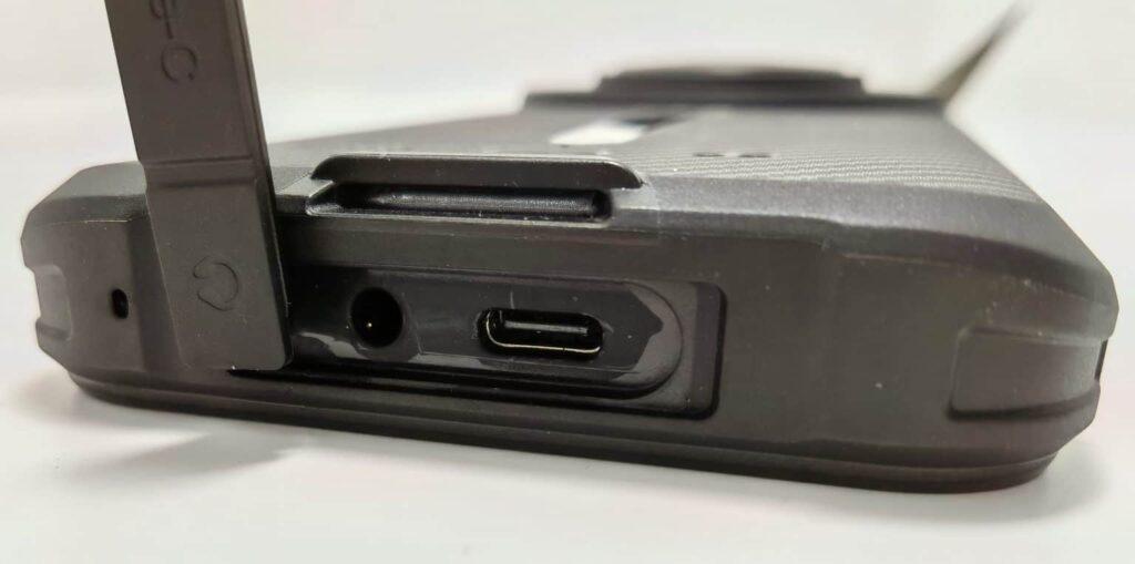 機身底設有3.5mm耳機插槽及Type-C 充電接口