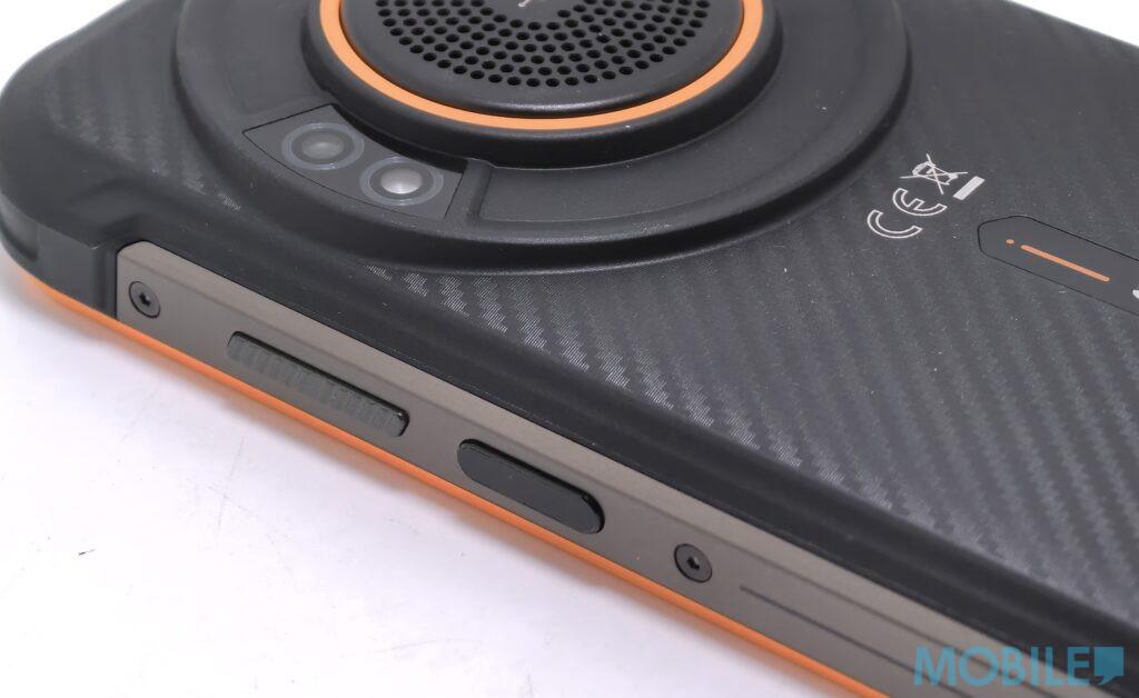 機身左側設有附設指紋識別的電源鍵及音量鍵