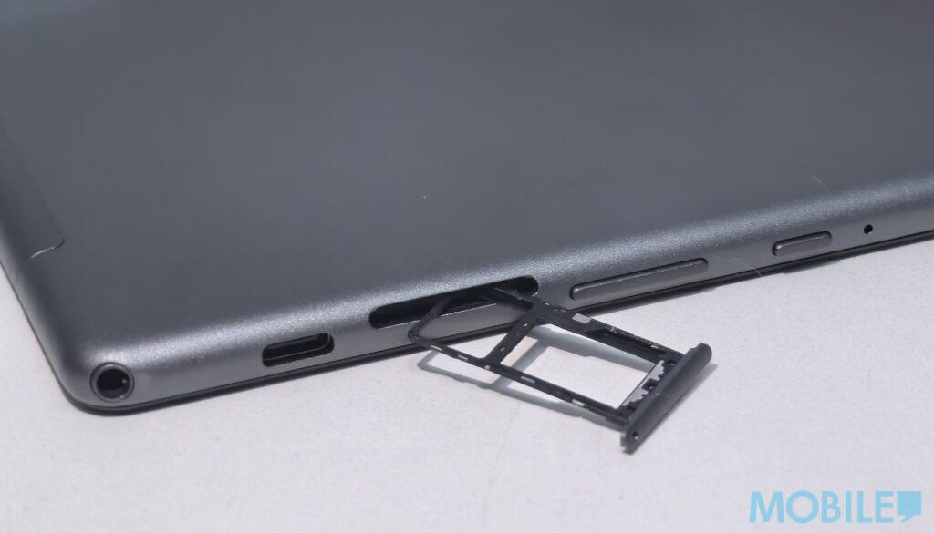 機身左側設有音量鍵、電源鍵、Type-C充電接及單卡加 Mirco SD 卡槽