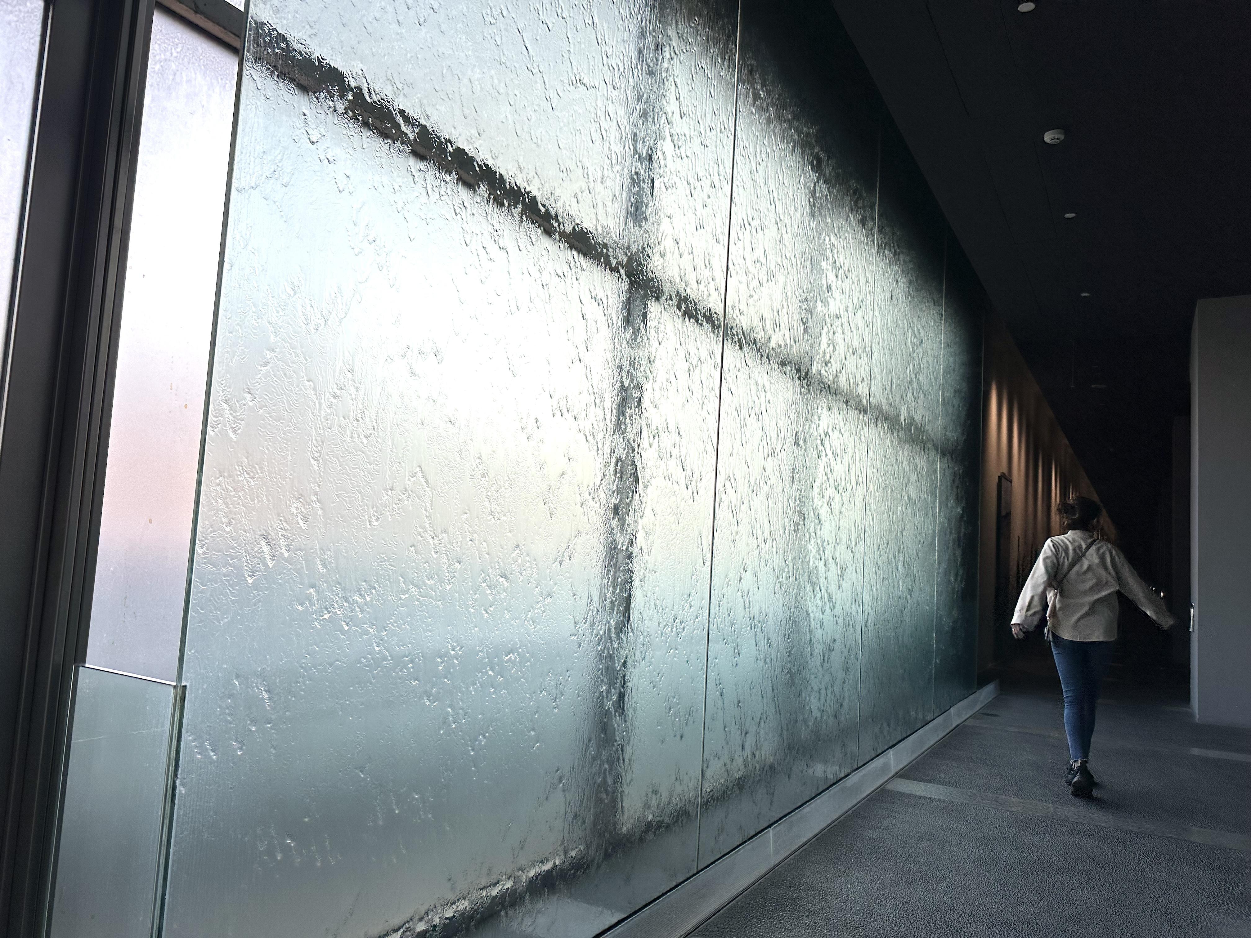 展館入口的「水幕牆」,象徵生命泉源,給你洗滌心靈。