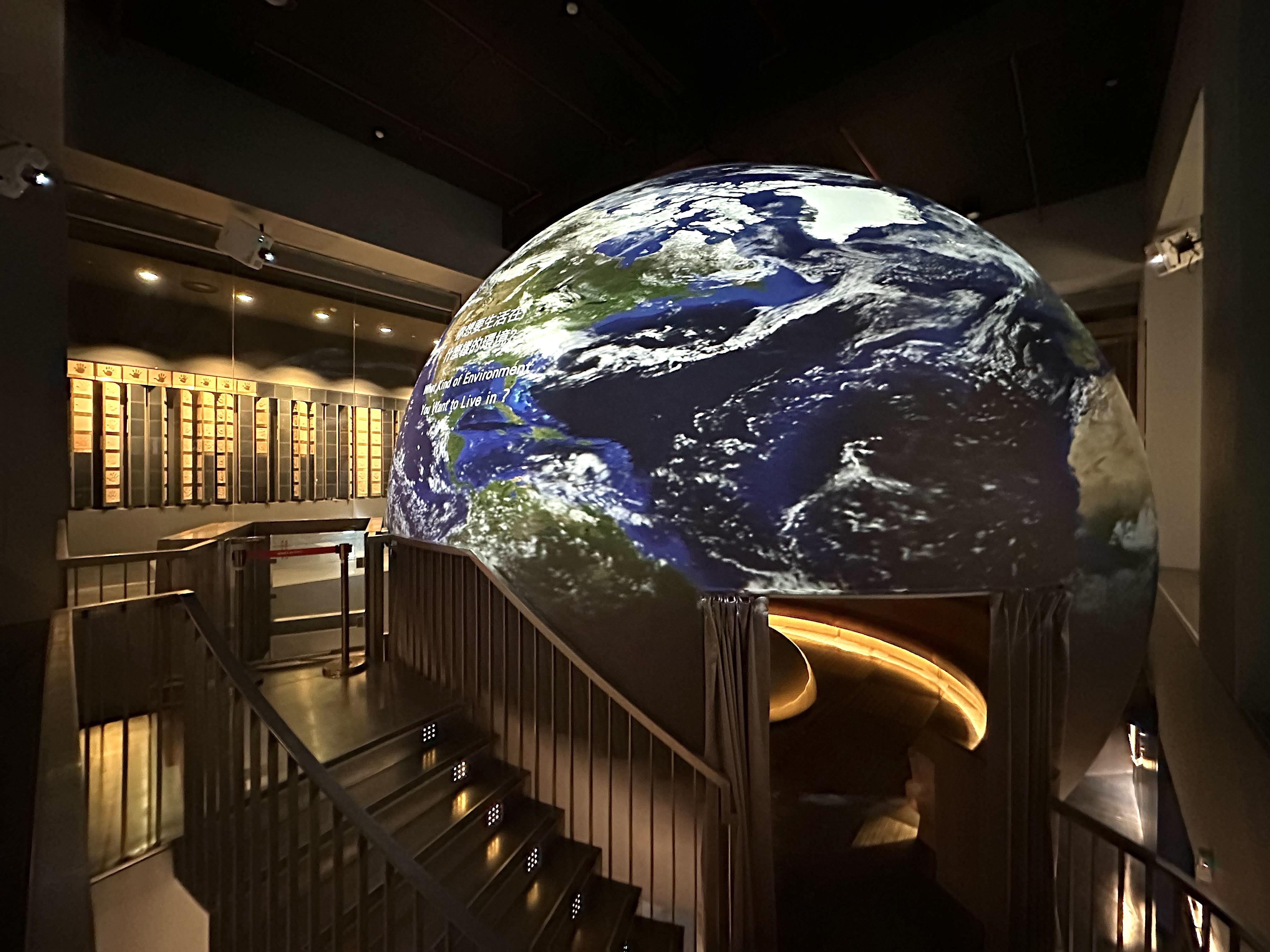 球體影像廳「華嚴世界」,放映講述自然生命的環形映象。