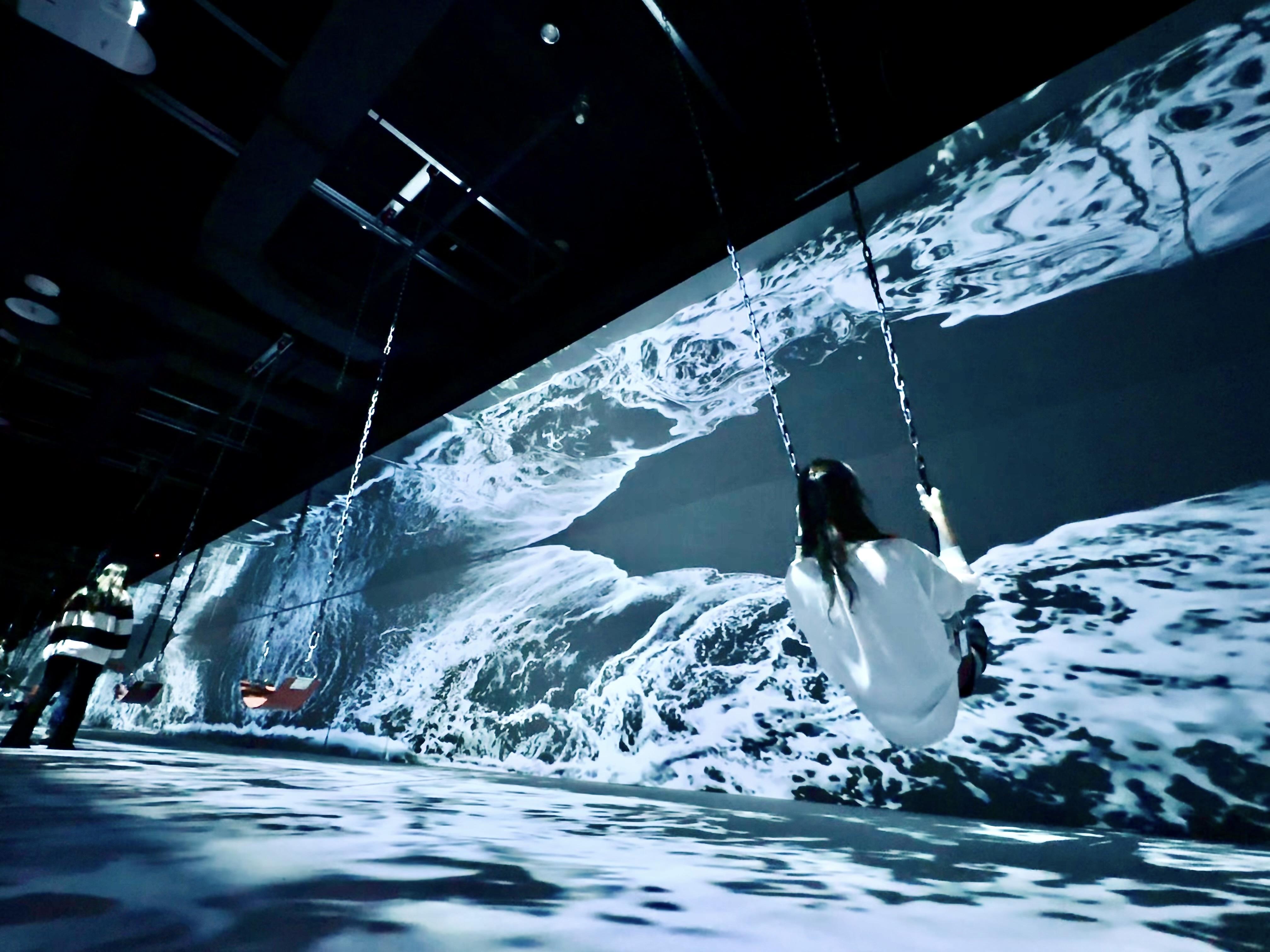 特展《山海天人》,牆身投影着海浪潮水,隨着浪聲盪鞦韆,堪稱全館最IGable的造境。