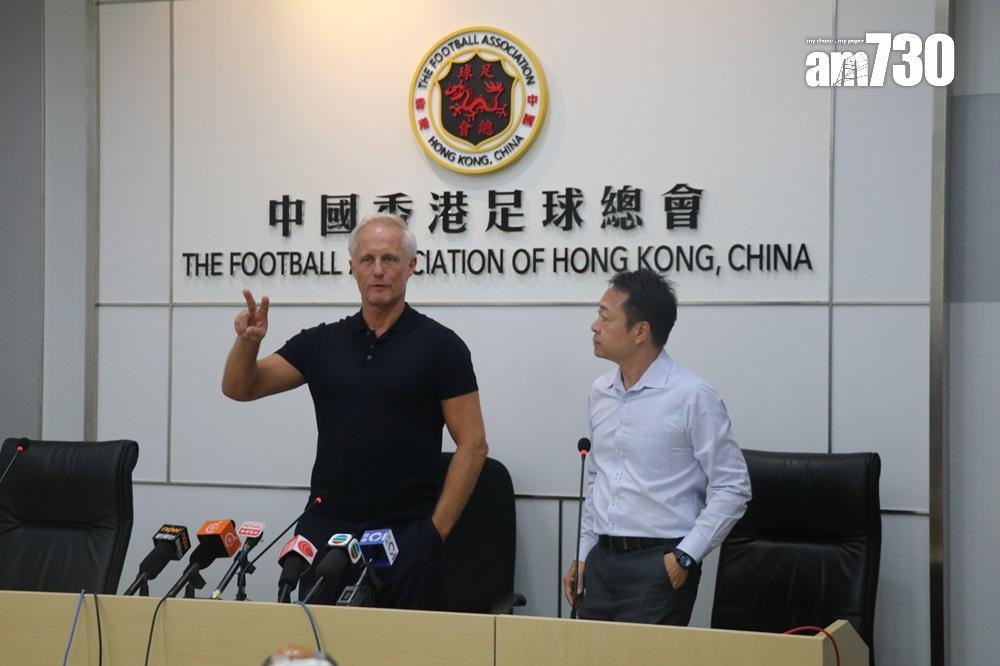 安達臣與暫任足總總幹事張炎有出席記者會。(葉尚仁攝)