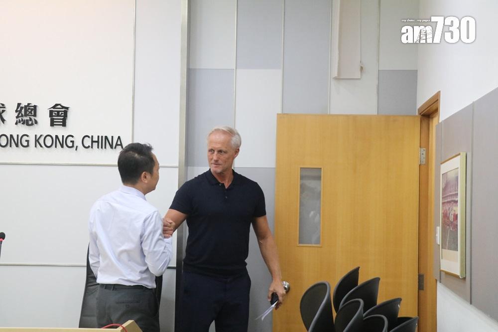 安達臣與暫任足總總幹事張炎有出席記者會。(葉尚仁攝)