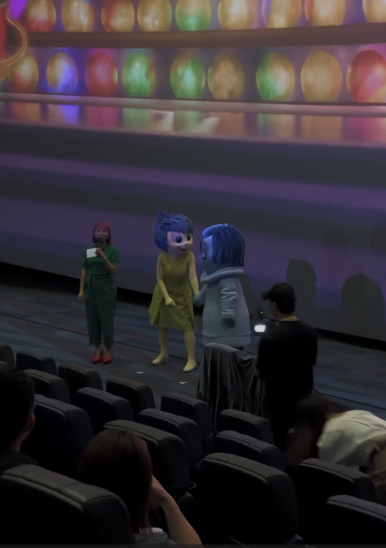 朱薰悉心打扮襯到絕為活動擔任主持。