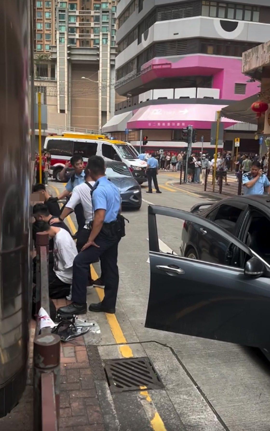 警方在荔枝角截疑掛假牌可疑車輛,制服5名男子。(網片截圖)