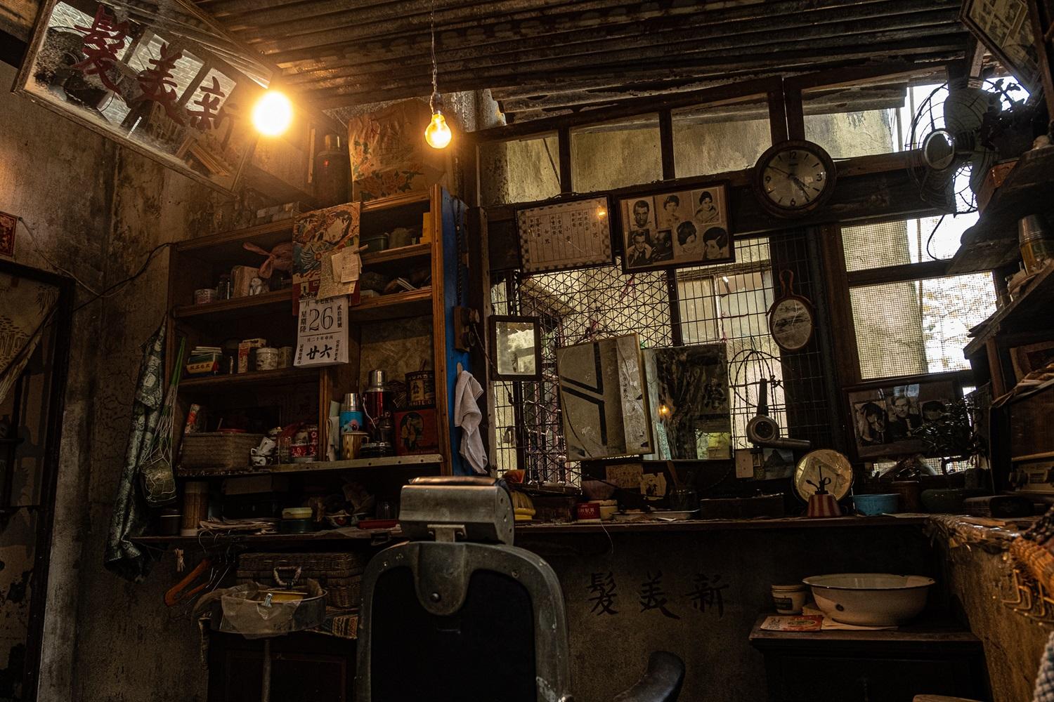 電影《九龍城寨之圍城》斥資5.000萬搭景廠景,務求盡量還原八十、九十年代的城寨面貌。