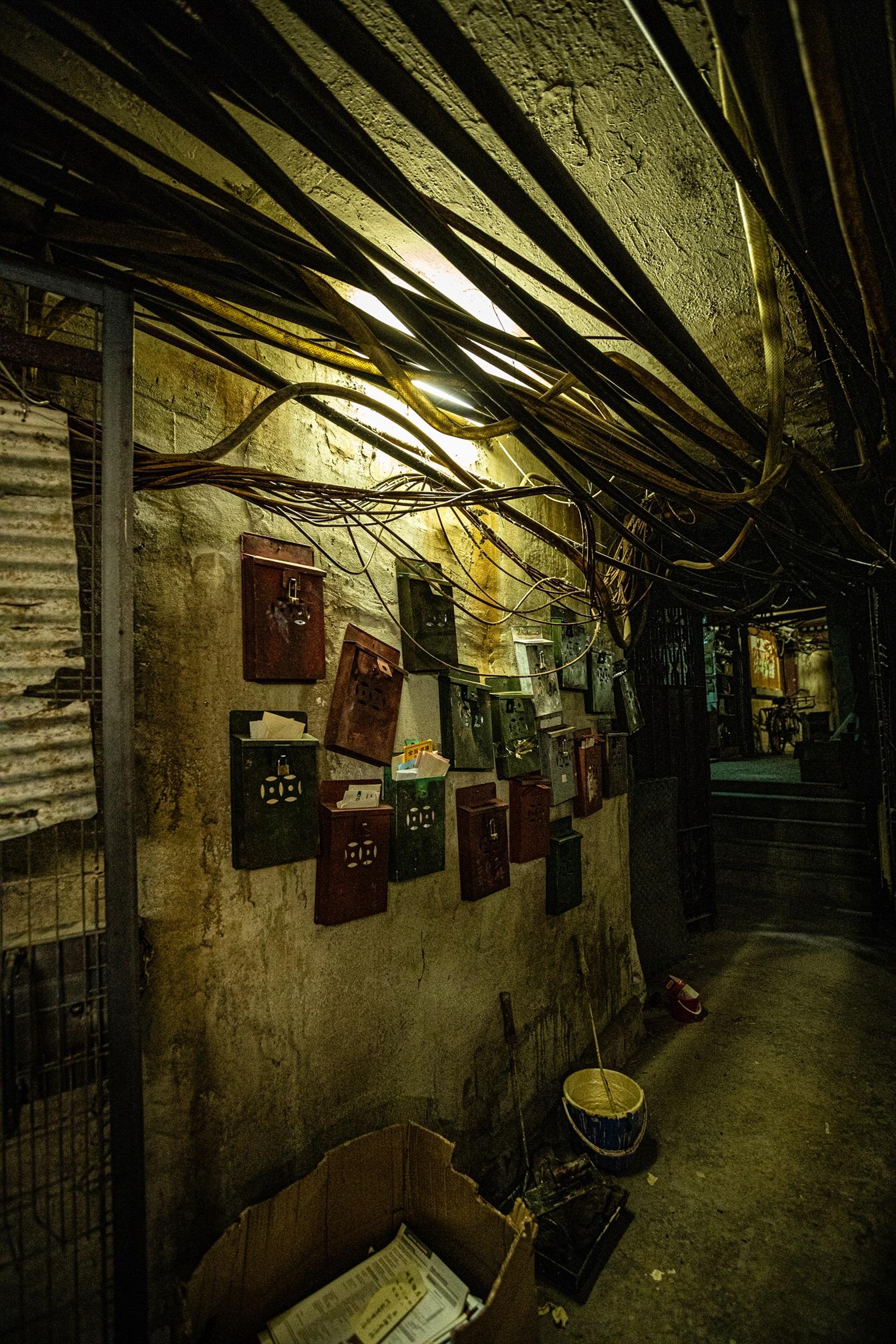 電影《九龍城寨之圍城》斥資5.000萬搭景廠景,務求盡量還原八十、九十年代的城寨面貌。