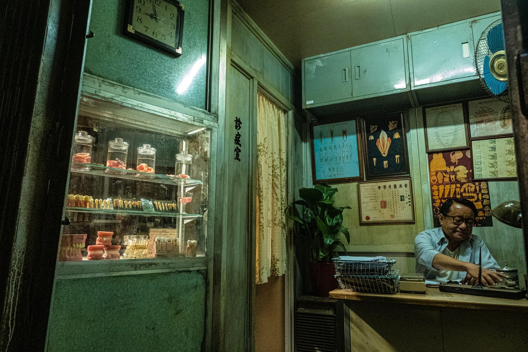 電影《九龍城寨之圍城》斥資5.000萬搭景廠景,務求盡量還原八十、九十年代的城寨面貌。