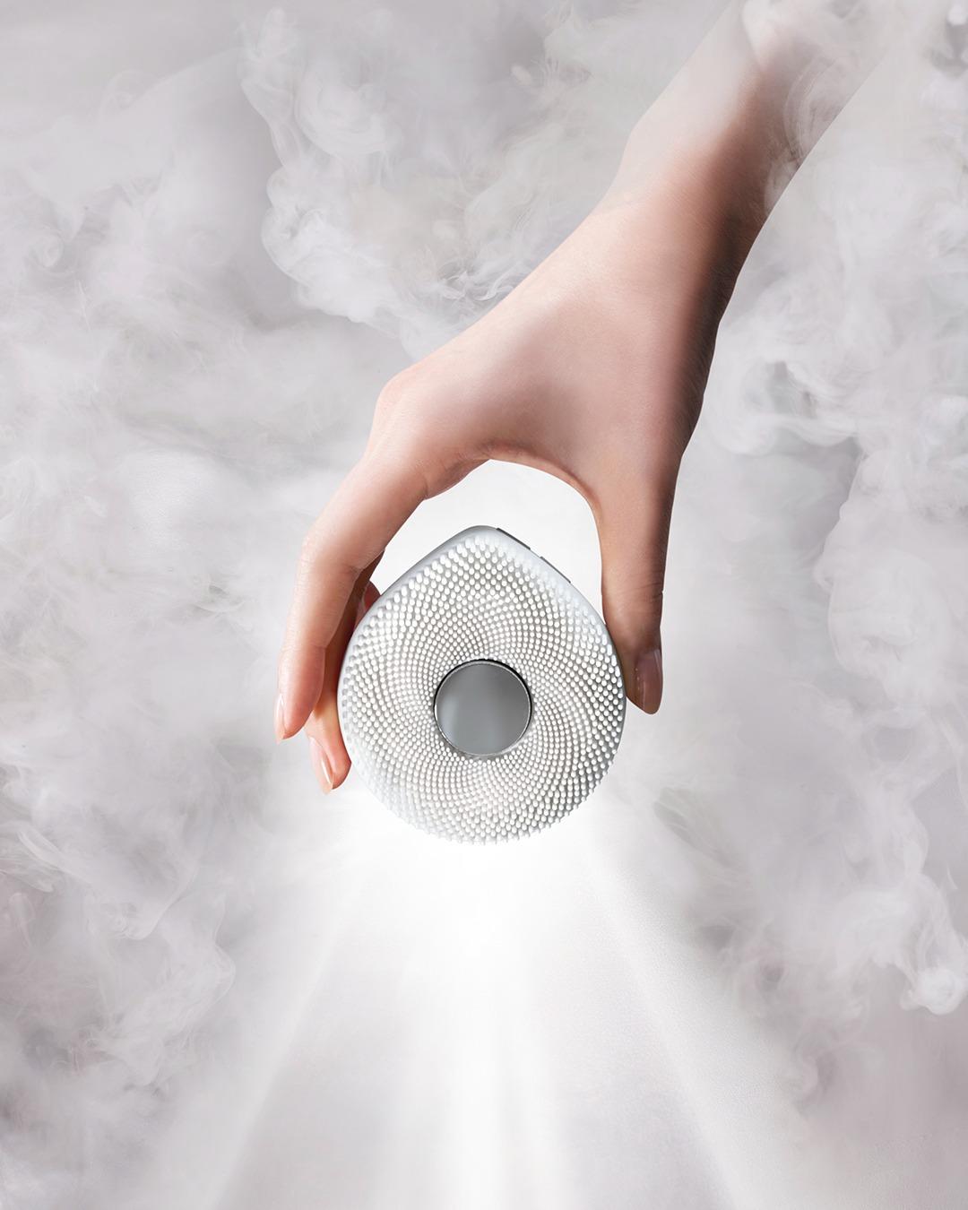 LG Pra.L WashPop超聲波潔面儀的螺旋圖案柔軟矽膠刷頭每秒振動約4,200次。