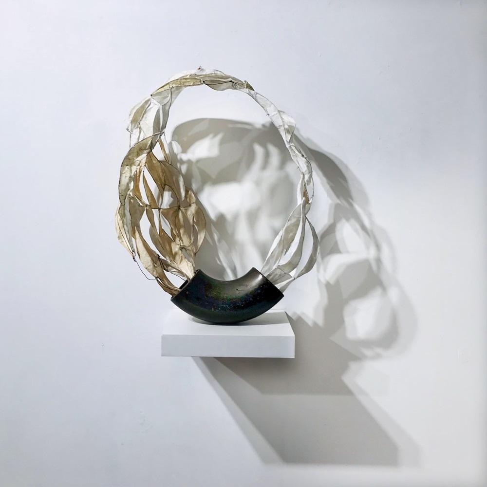 「創意交匯:科藝之橋」實踐研習計劃的成果,兩位藝術家朱卓慧和朱曉芳與及一位科學家邵志遷,以基因DNA為主題激發想像,透過「藝.基因」展覽他們跨界別協作的創作成果。