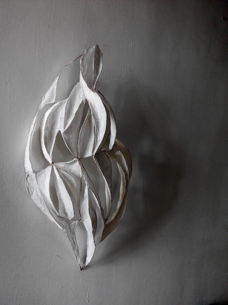 「創意交匯:科藝之橋」實踐研習計劃的成果,兩位藝術家朱卓慧和朱曉芳與及一位科學家邵志遷,以基因DNA為主題激發想像,透過「藝.基因」展覽他們跨界別協作的創作成果。