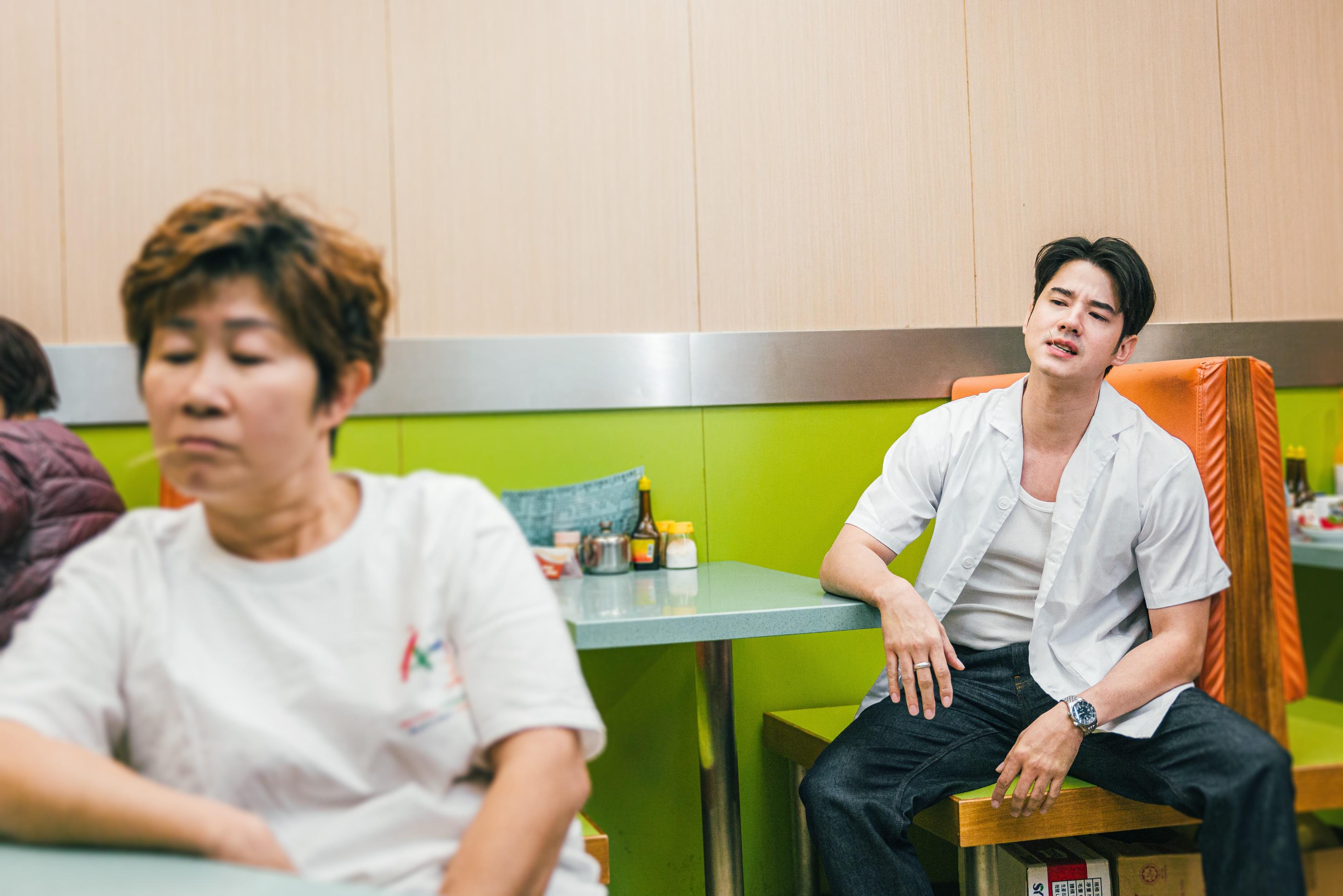 Mario換上茶餐廳伙計的恤衫,叼著牙簽,化身《行運一條龍》中周星馳飾演的何金水。