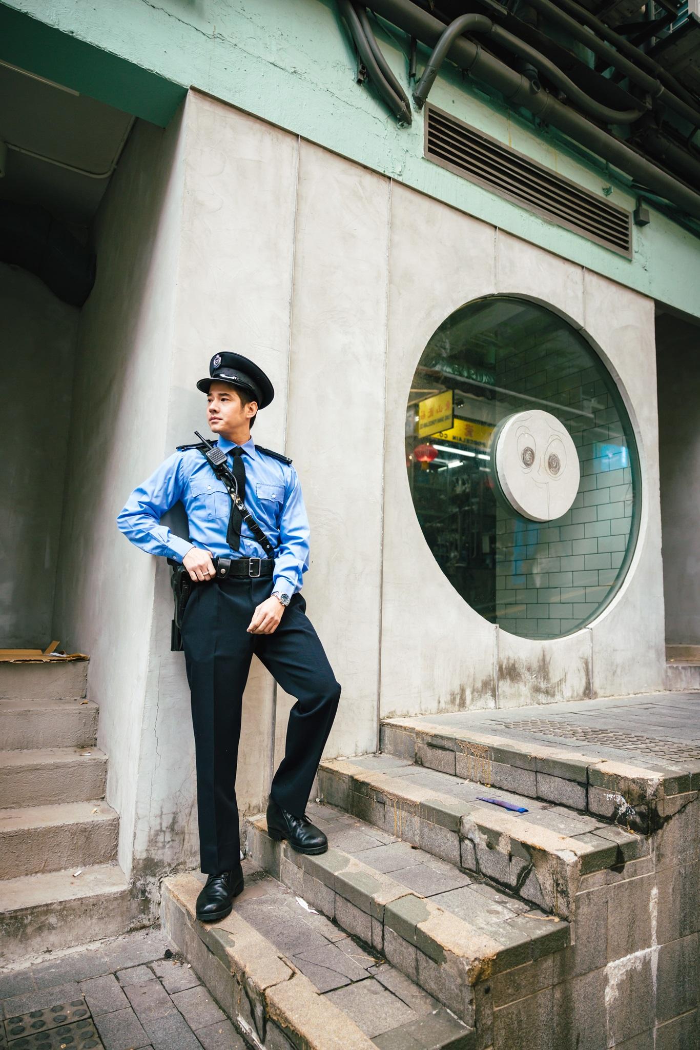 Mario「朝偉上身」,穿《重慶森林》的警察戲服,穿梭大街小巷。