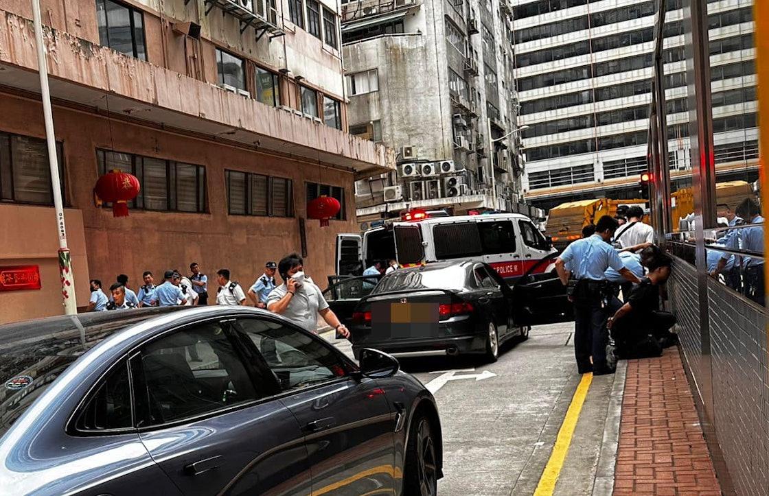 警方在荔枝角截疑掛假牌可疑車輛,制服5名男子。(網片截圖)