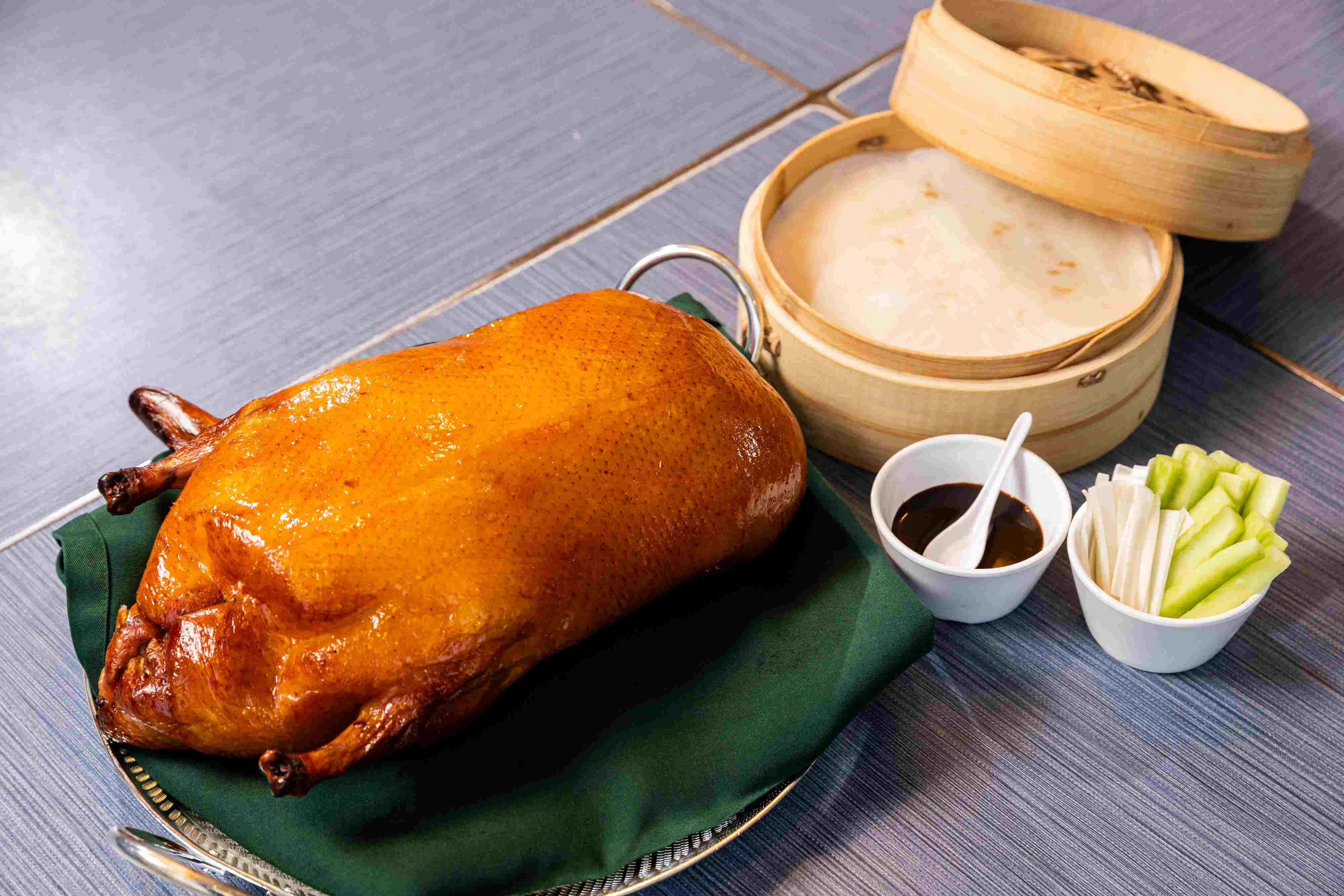 北京填鴨 :主廚特意選用重約2.8公斤的上等北京嫩鴨,鴨皮酥脆,肉質滑嫩,份量較過往略重而維持油膩感輕,在健康與美食中取得微妙平衡。 「城中鴨子」更特設有一隻或半隻份量可供選擇,少至三兩知己相聚,都可品嚐此道名菜。