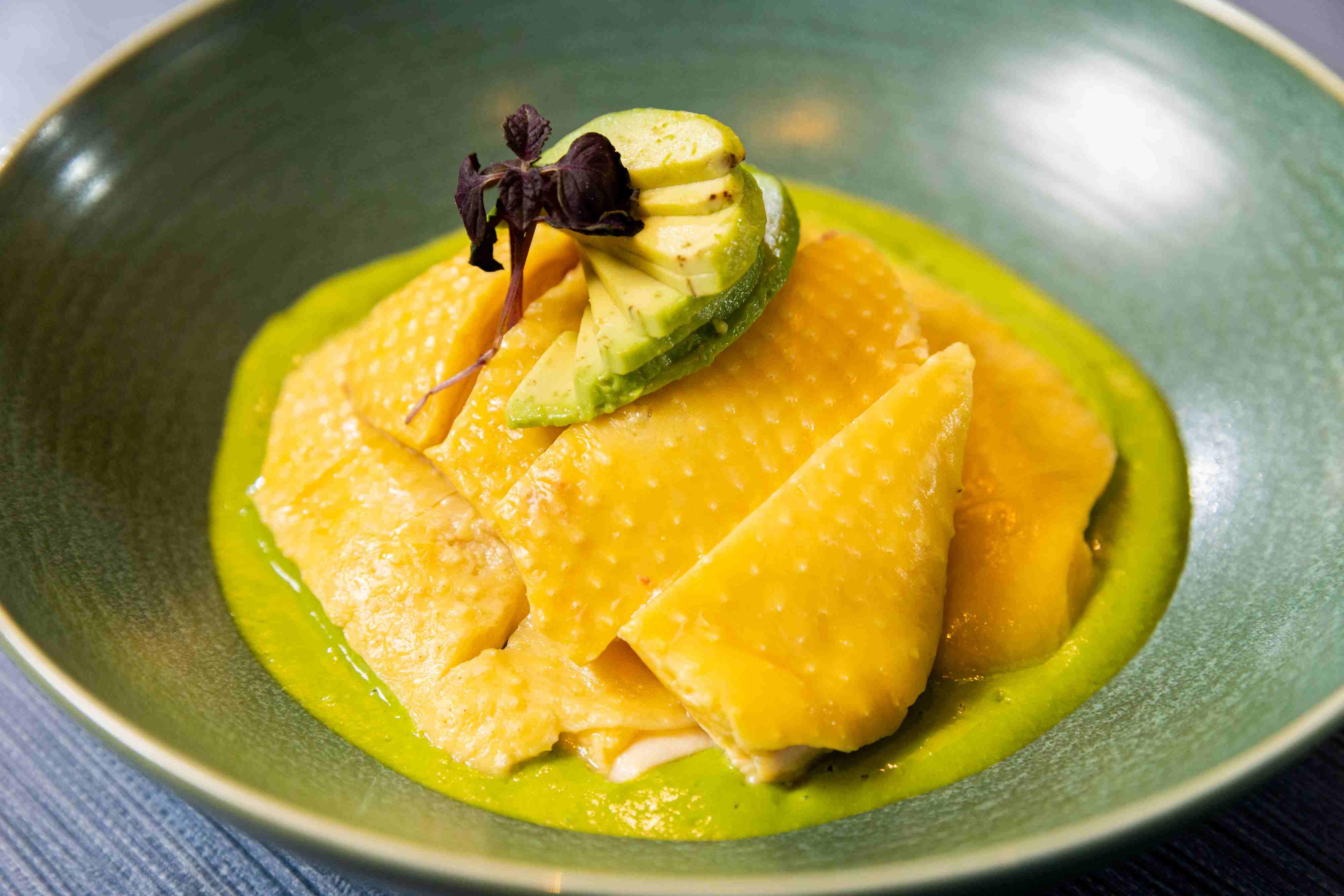 青醬雞:經典中菜西吃的示範作。主廚將酪梨打成醬,配上新鮮滑嫩的雞肉,青醬香味重而不搶,兩者搭配吃起來清新留香,帶來別具京淮風味的味覺新體驗。