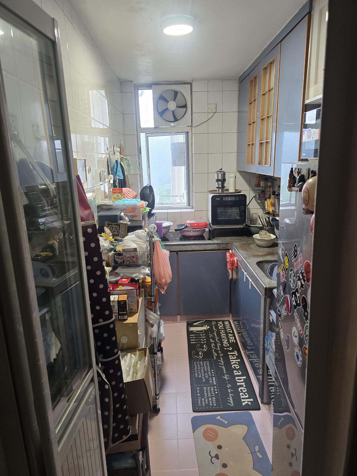 廚房也是面向山巒,通爽光猛,面積亦不細小。(代理提供)