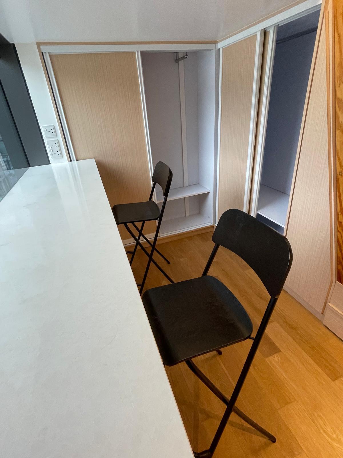 長沙灣悅雅高層開放式戶,採同區少見的閣樓床設計,並設有不少儲物櫃及部分傢具,吸引內地專才以1.2萬元承租。(代理提供)