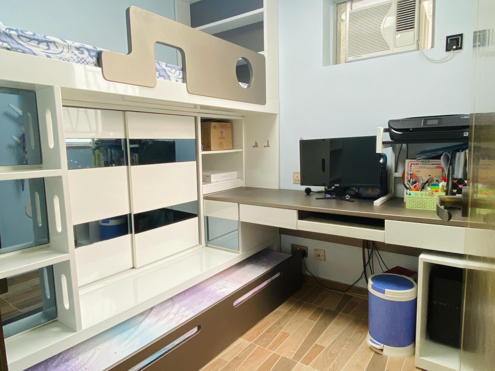 其中一間睡房設有組合櫃連睡床,保養新淨又實用。(代理提供)