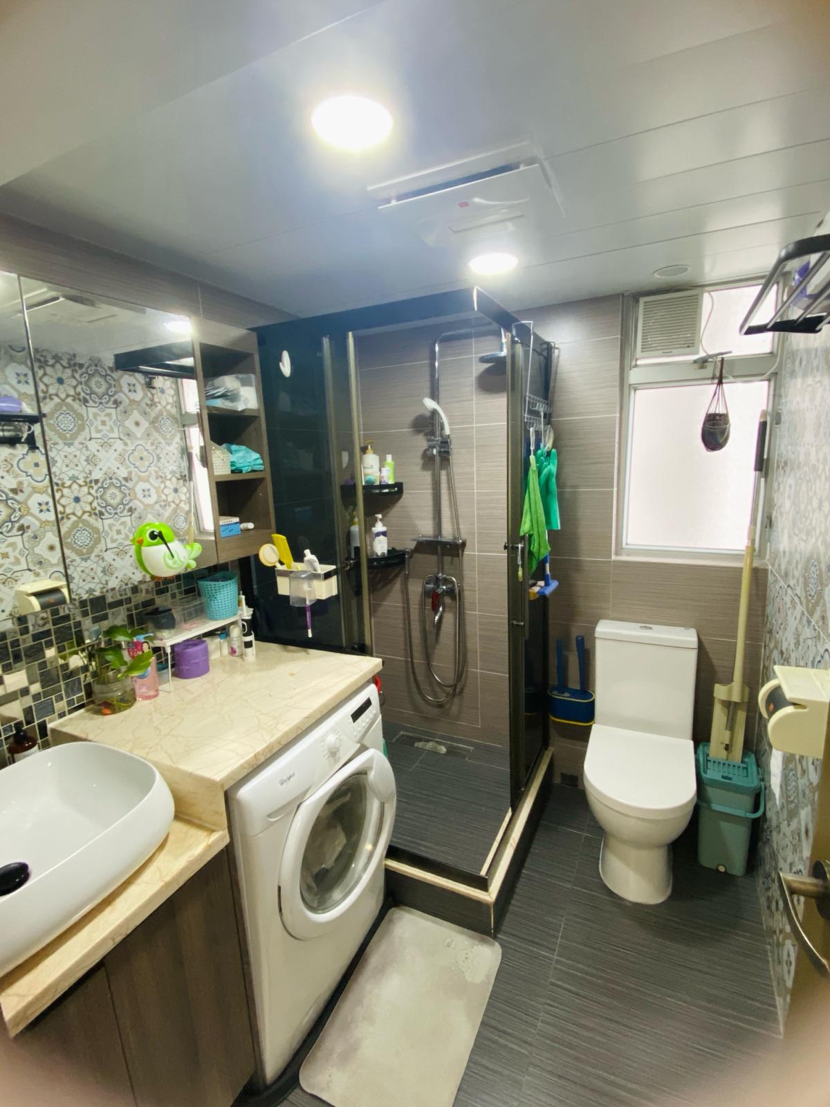 浴室面積大,擺放「大眼仔」洗衣機後仍有不少活動空間。(代理提供)