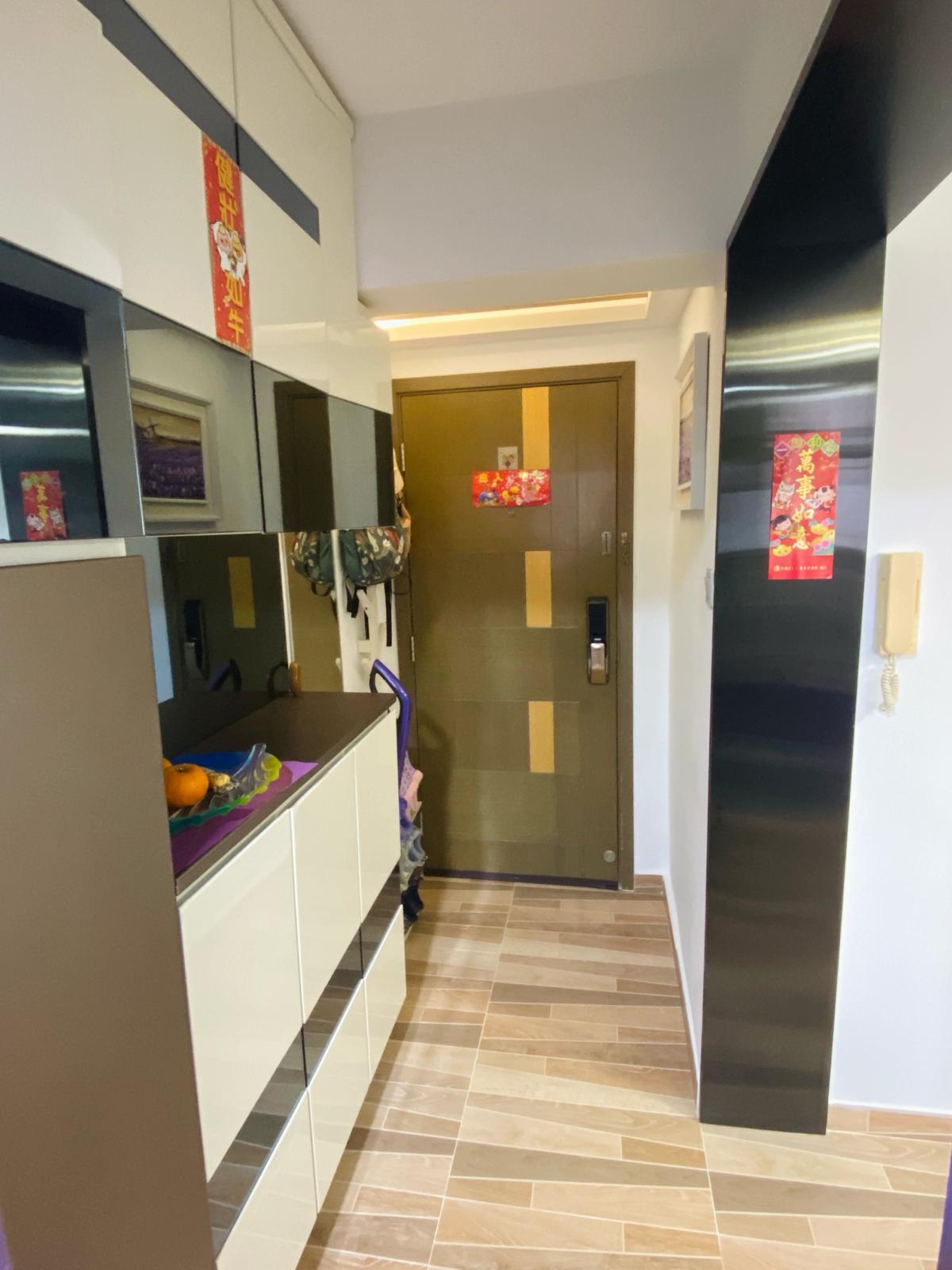 玄關擺放了大型鞋櫃和儲物櫃,善用每一吋空間。(代理提供)