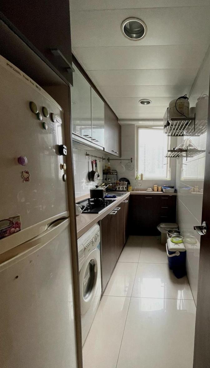 廚房配套算新淨,而且光猛通爽。(代理提供)