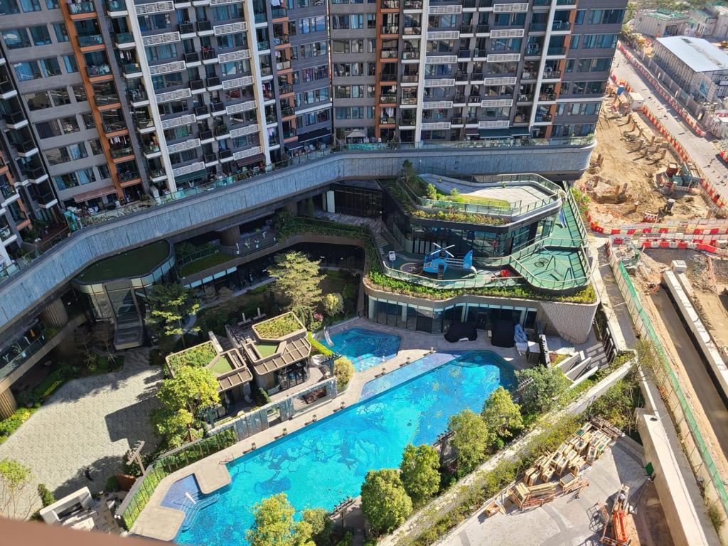 單位外望開揚泳池景及市景。(代理提供)