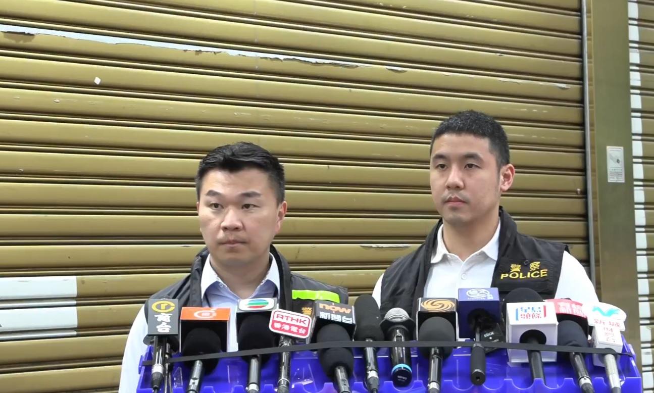 賈錦琳(左)表示,店舖只有兩個飾櫃被損毀,沒有其他損失。(警方直播截圖)