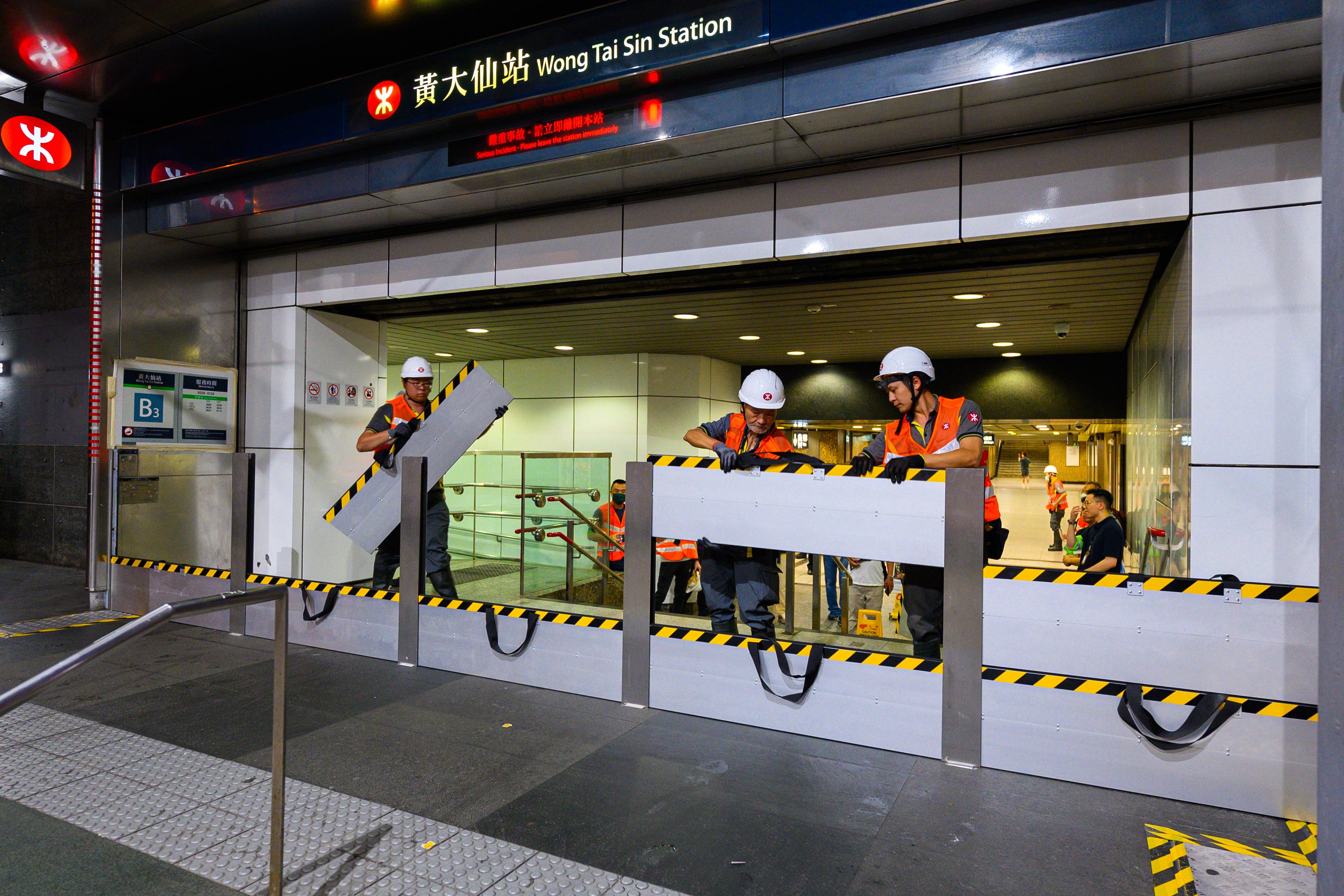 因應黃大仙站B3出入口的獨特地理環境,港鐵於該處現有的防水門外加設防洪板,有助阻隔洪水中的障礙物妨礙職員關上防水門,並會在該處試驗再加裝一套自動防洪板的可行性及效用。