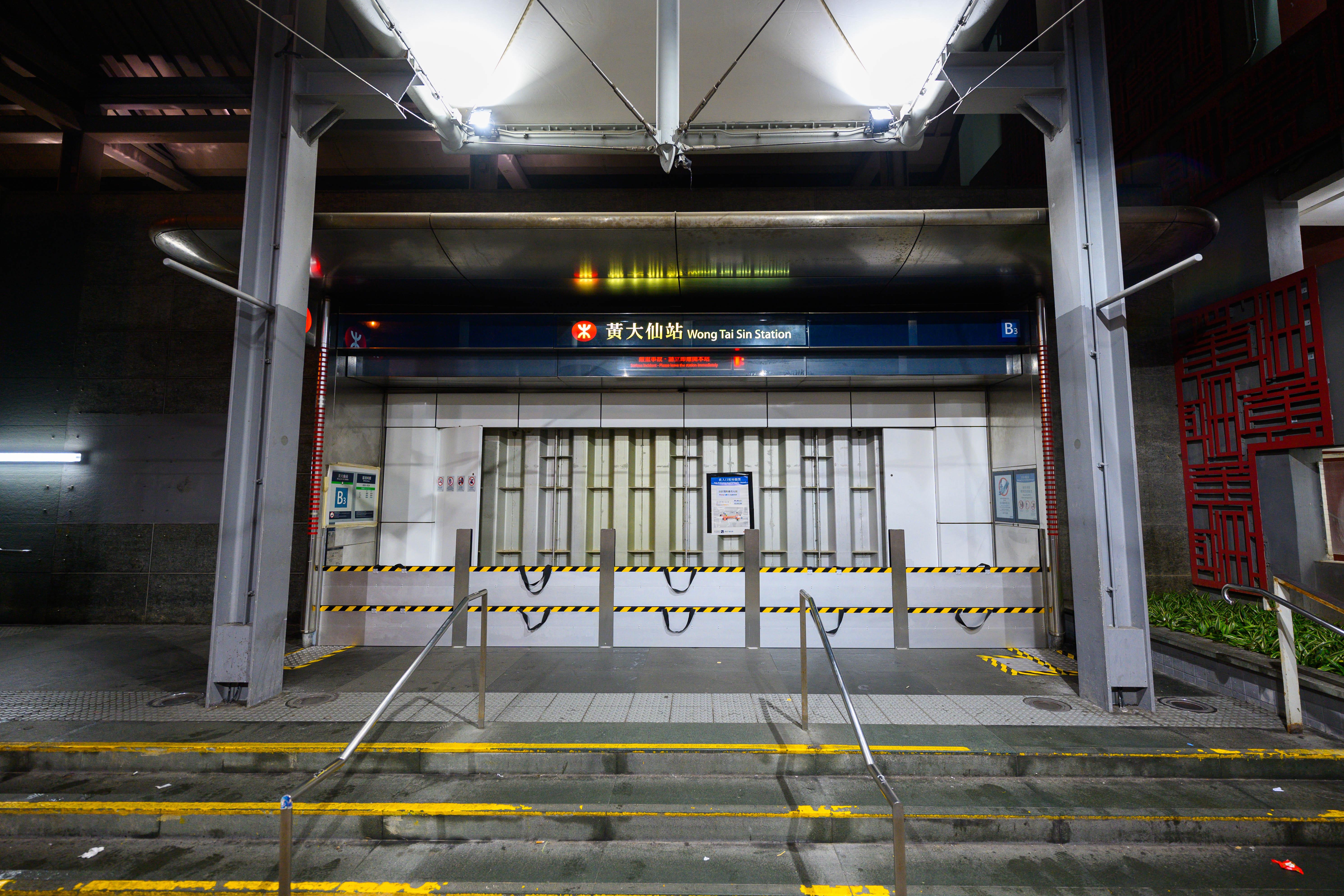 因應黃大仙站B3出入口的獨特地理環境,港鐵於該處現有的防水門外加設防洪板,有助阻隔洪水中的障礙物妨礙職員關上防水門,並會在該處試驗再加裝一套自動防洪板的可行性及效用。