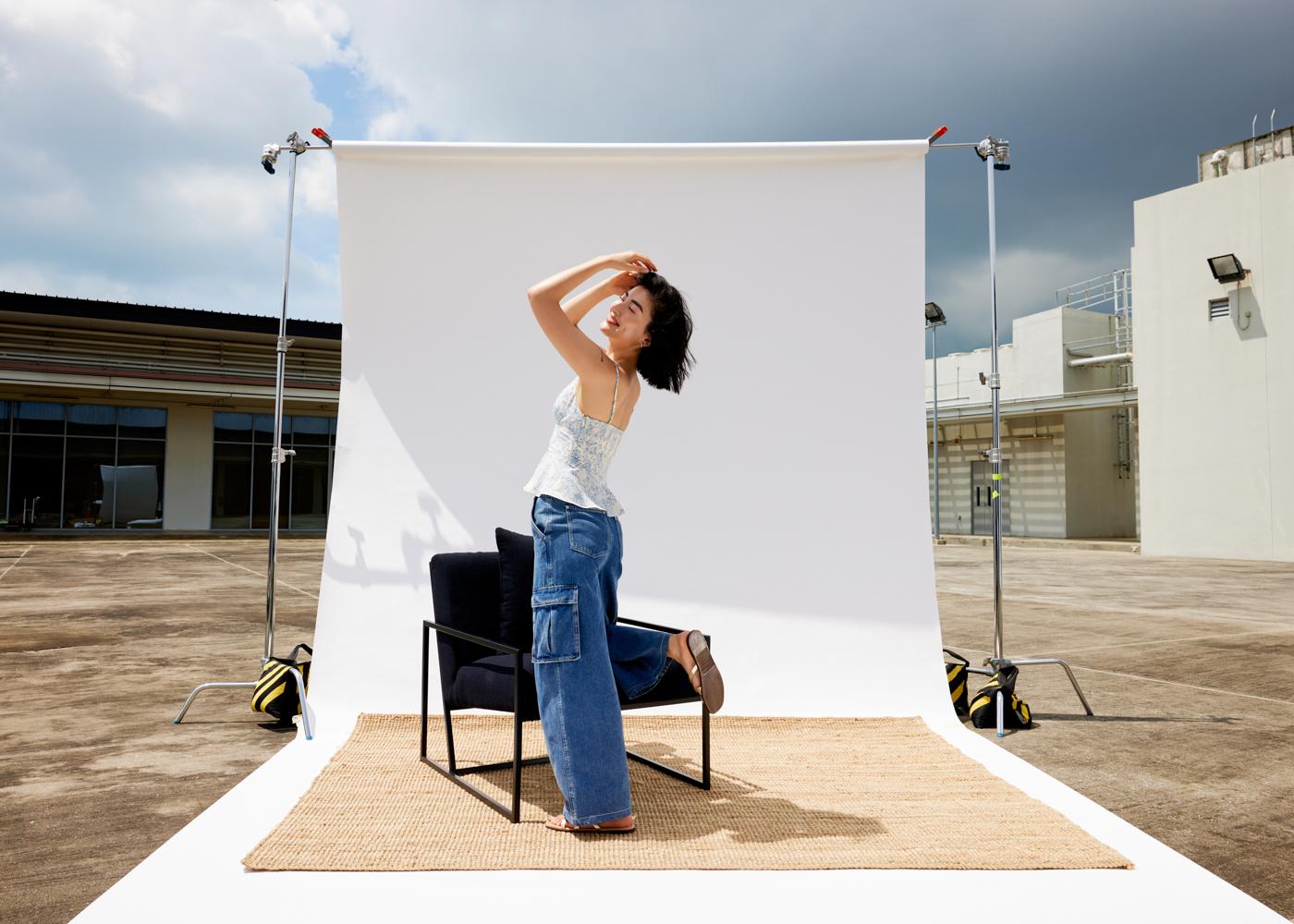 Padded Floral Peplum Camisole Top(Cornflower Blue) and Denim Straight Leg Jeans (Dark Denim Washed)