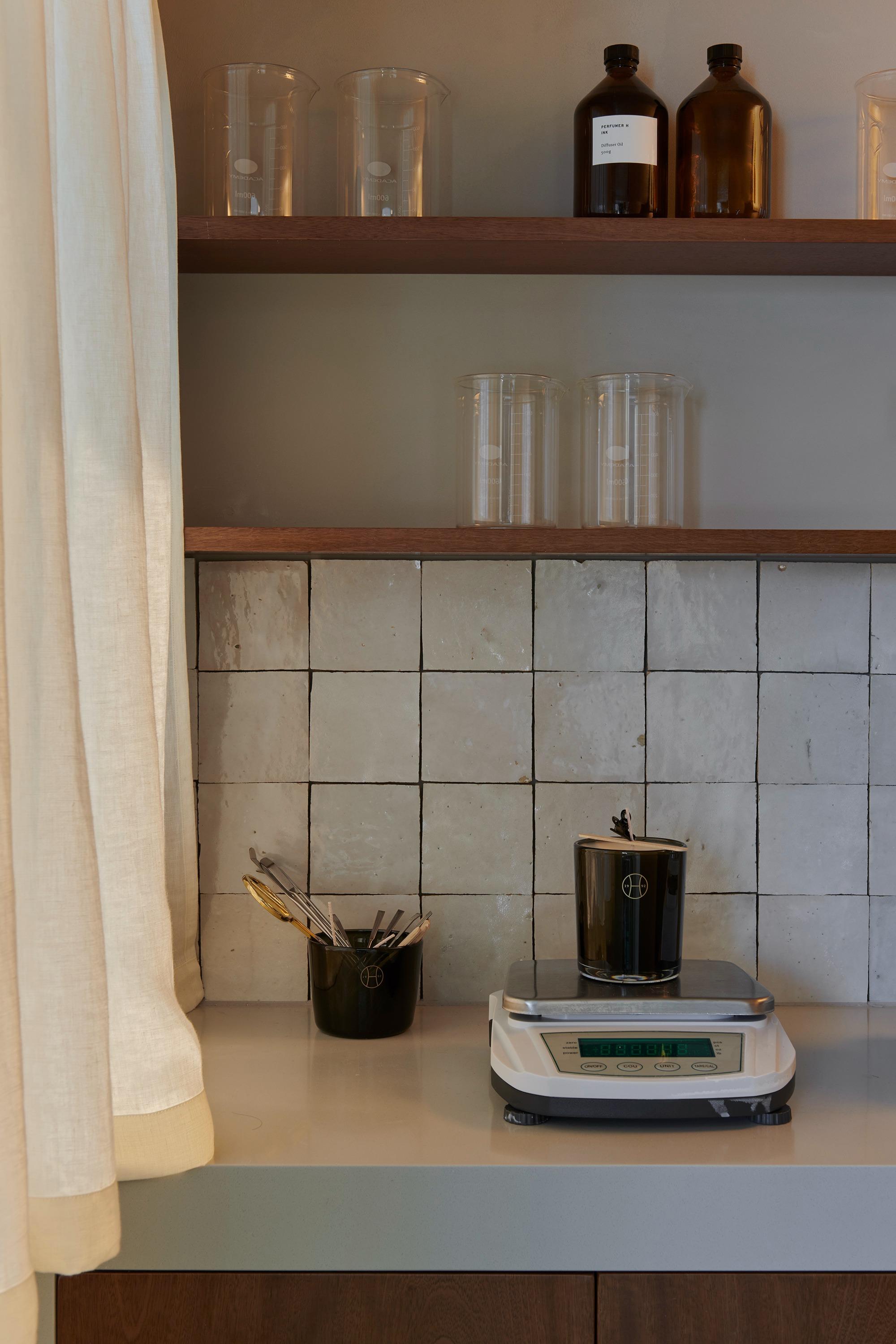 店內提供香水及蠟燭補充服務,推動環境永續。