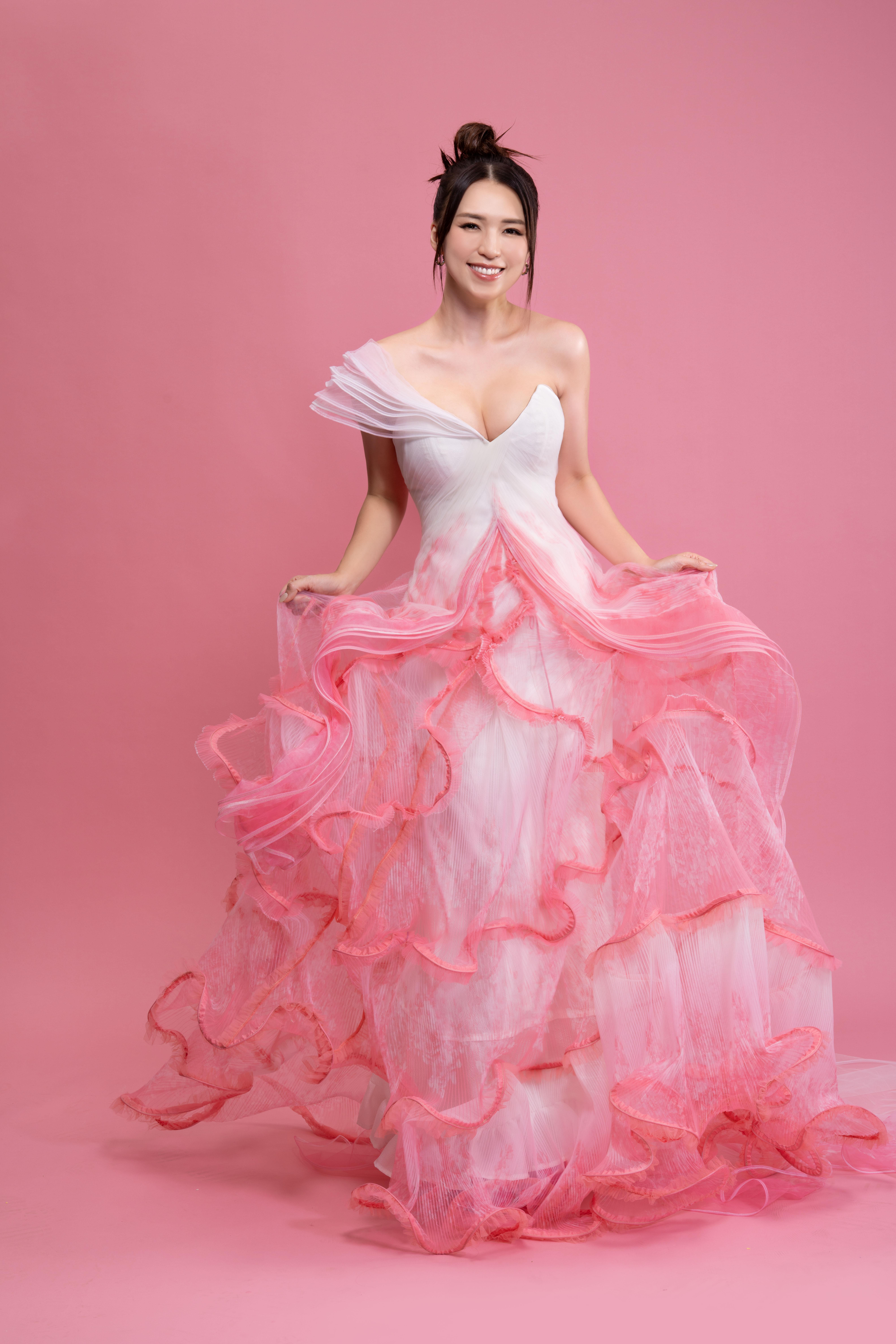 是次廣告照,重金禮聘著名設計師負責孫慧雪的服裝設計。