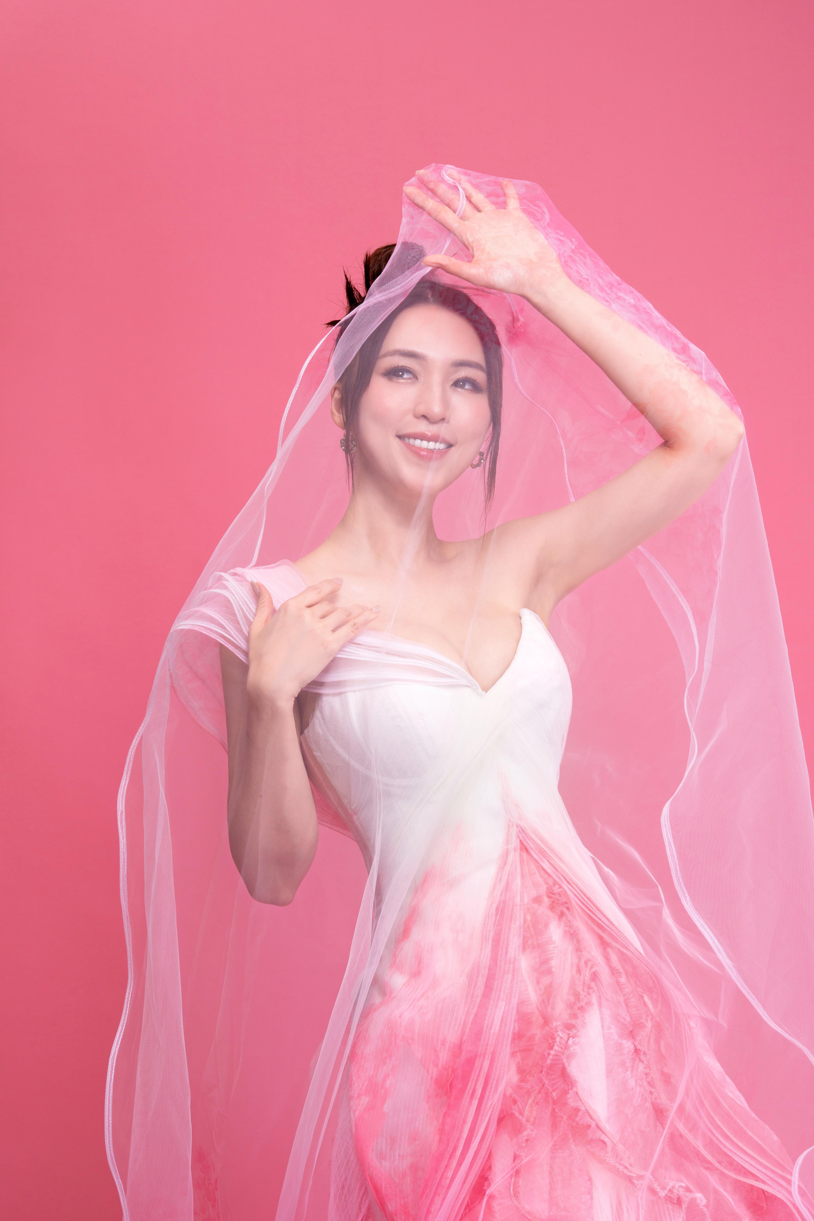 是次廣告照,重金禮聘著名設計師負責孫慧雪的服裝設計。