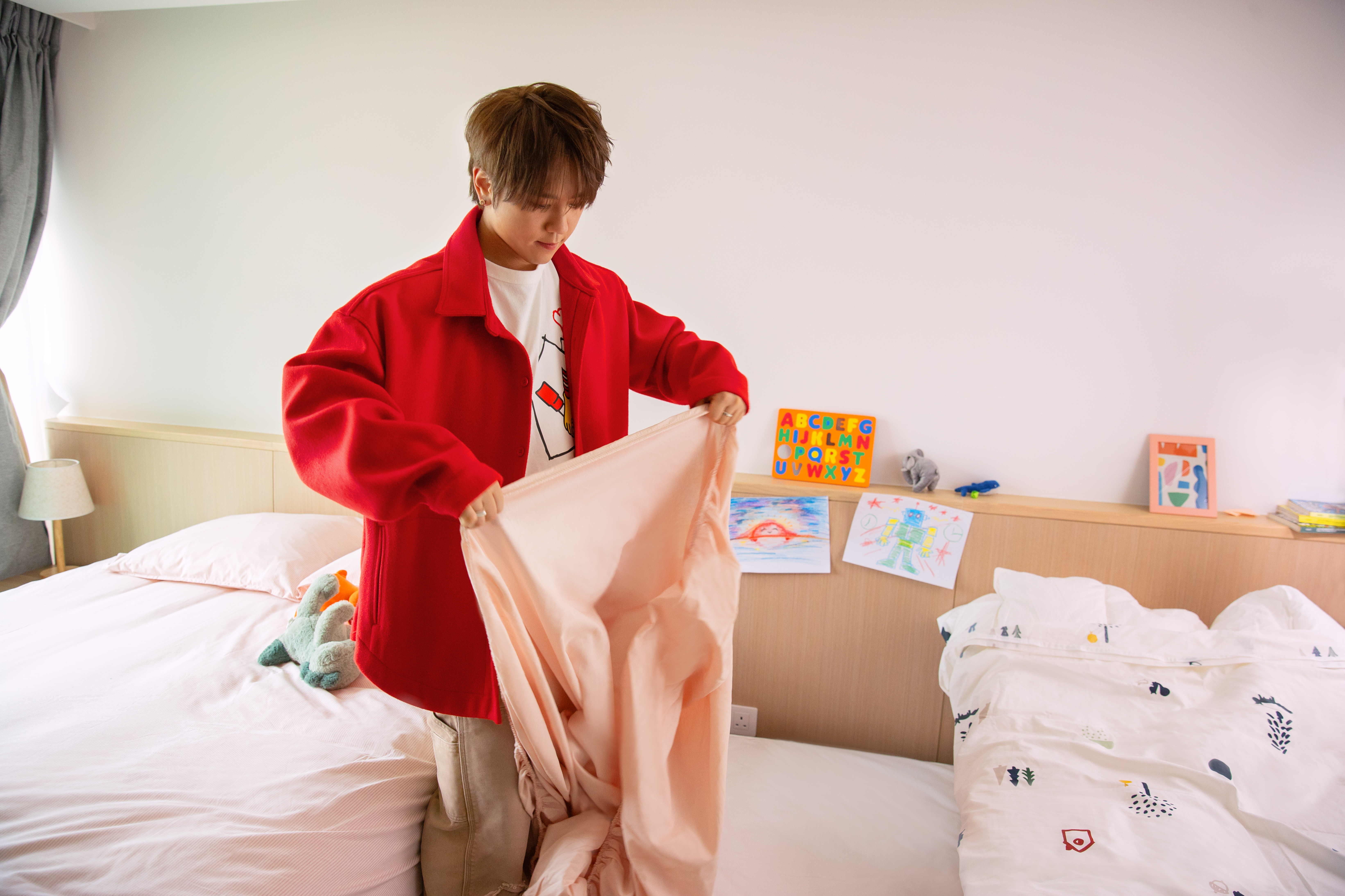 姜濤成功完成小朋友安排給他的第一挑戰——執拾被鋪,讓小朋友可以安心於房間內休息。