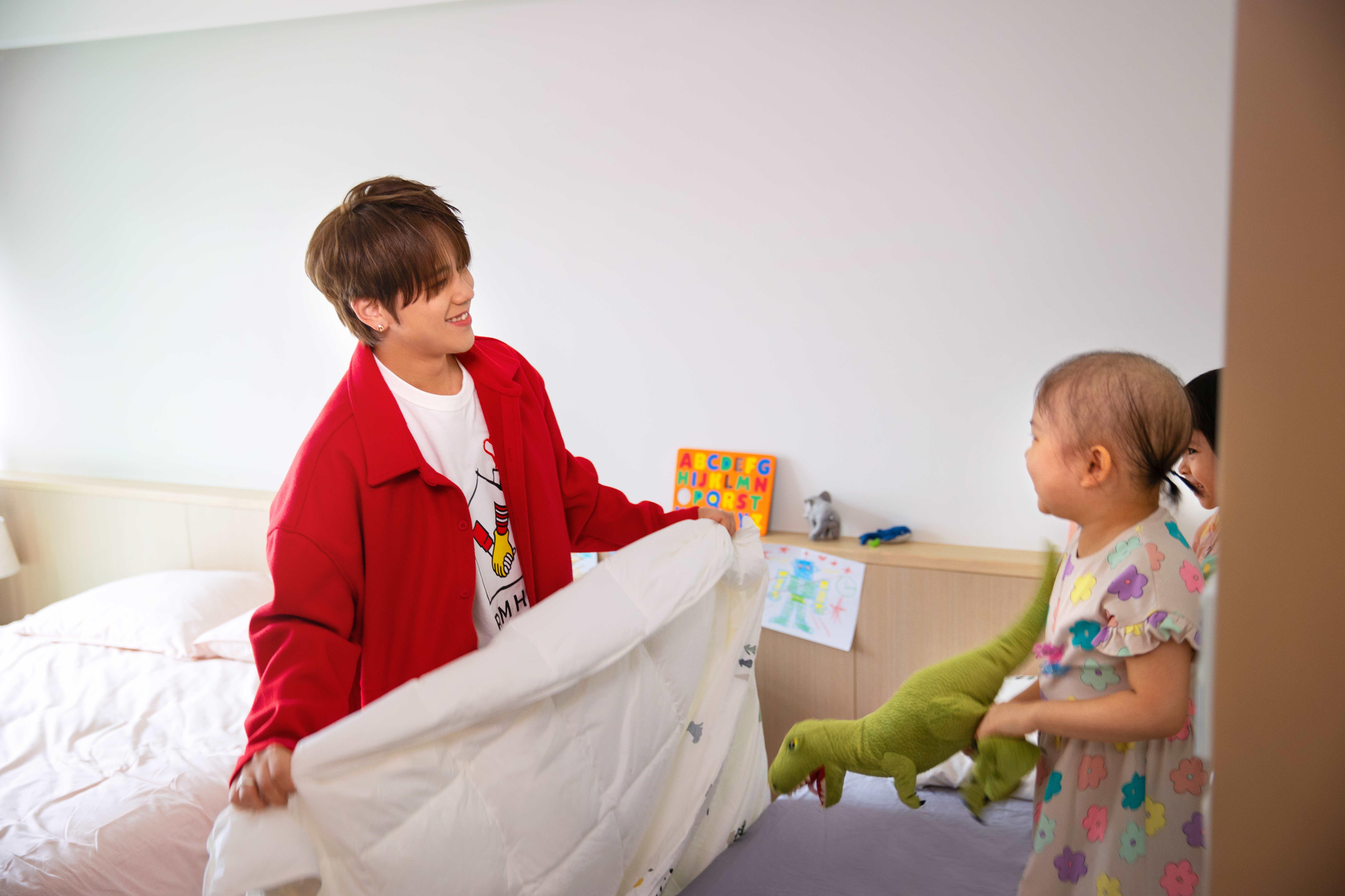 姜濤成功完成小朋友安排給他的第一挑戰——執拾被鋪,讓小朋友可以安心於房間內休息。