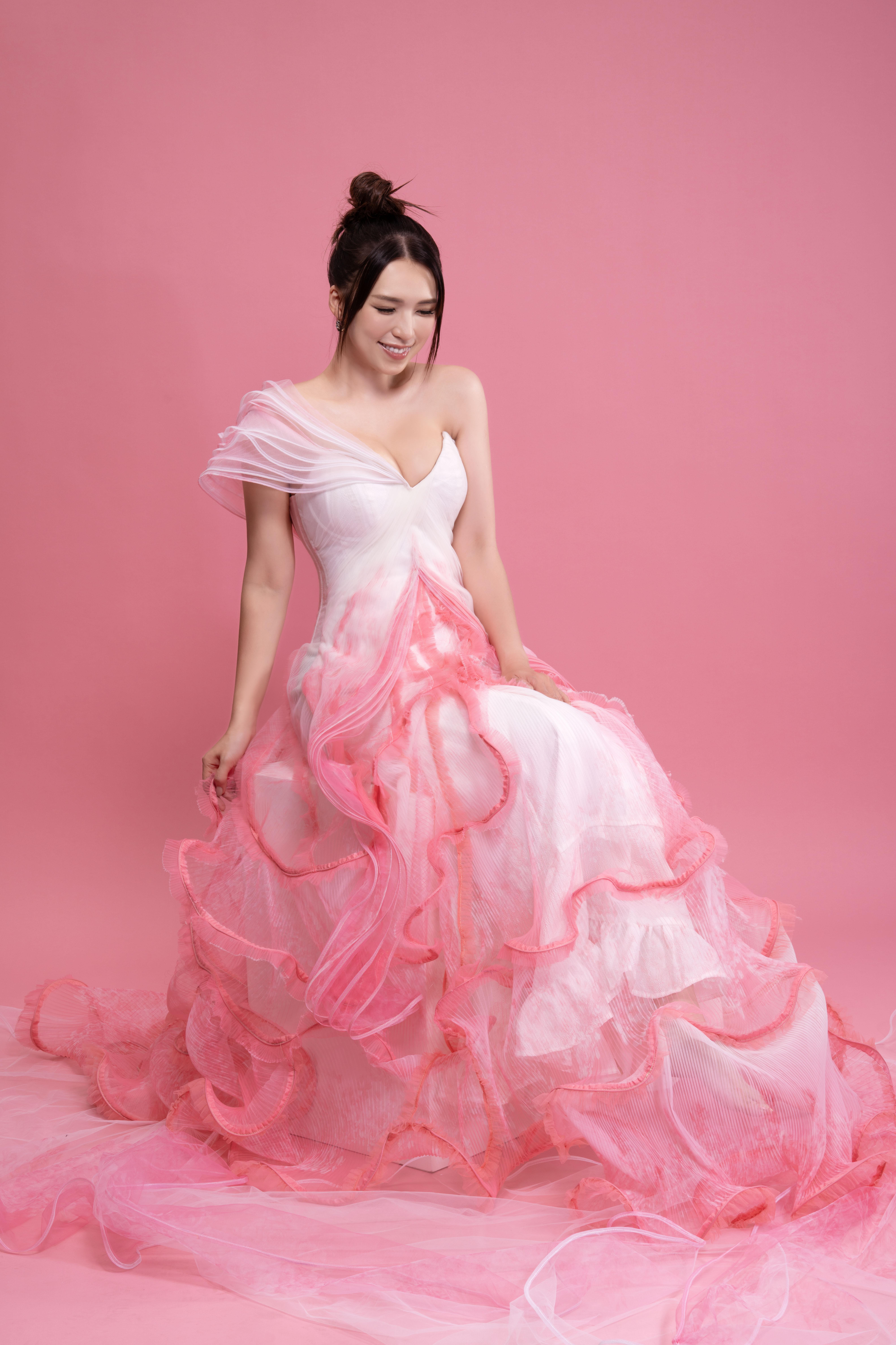 是次廣告照,重金禮聘著名設計師負責孫慧雪的服裝設計。