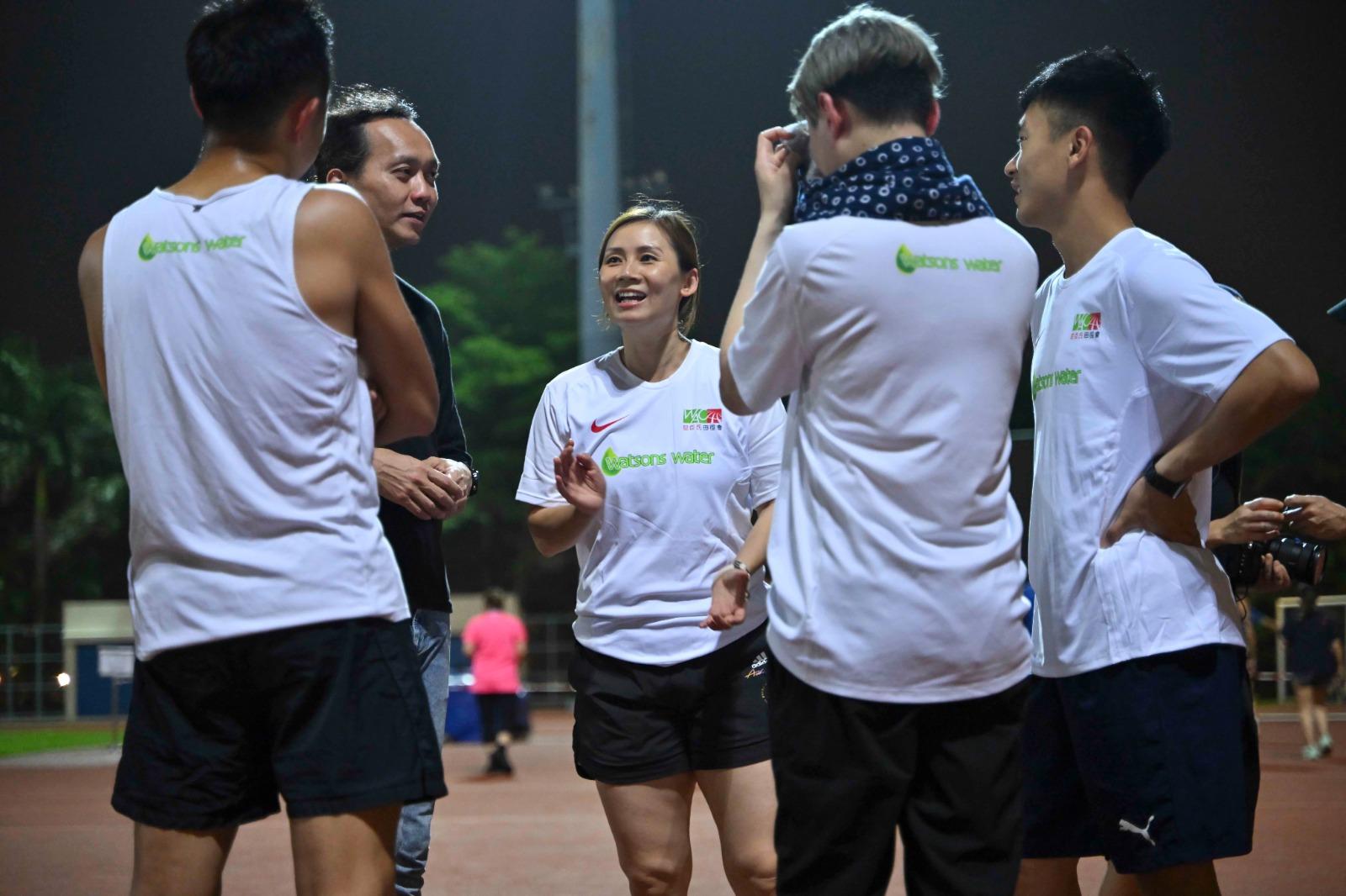 趙詠賢隊友有平時也有打籃球或玩三鐵的業餘選手,亦有工餘不太做運動、從未參加過跑步比賽的人