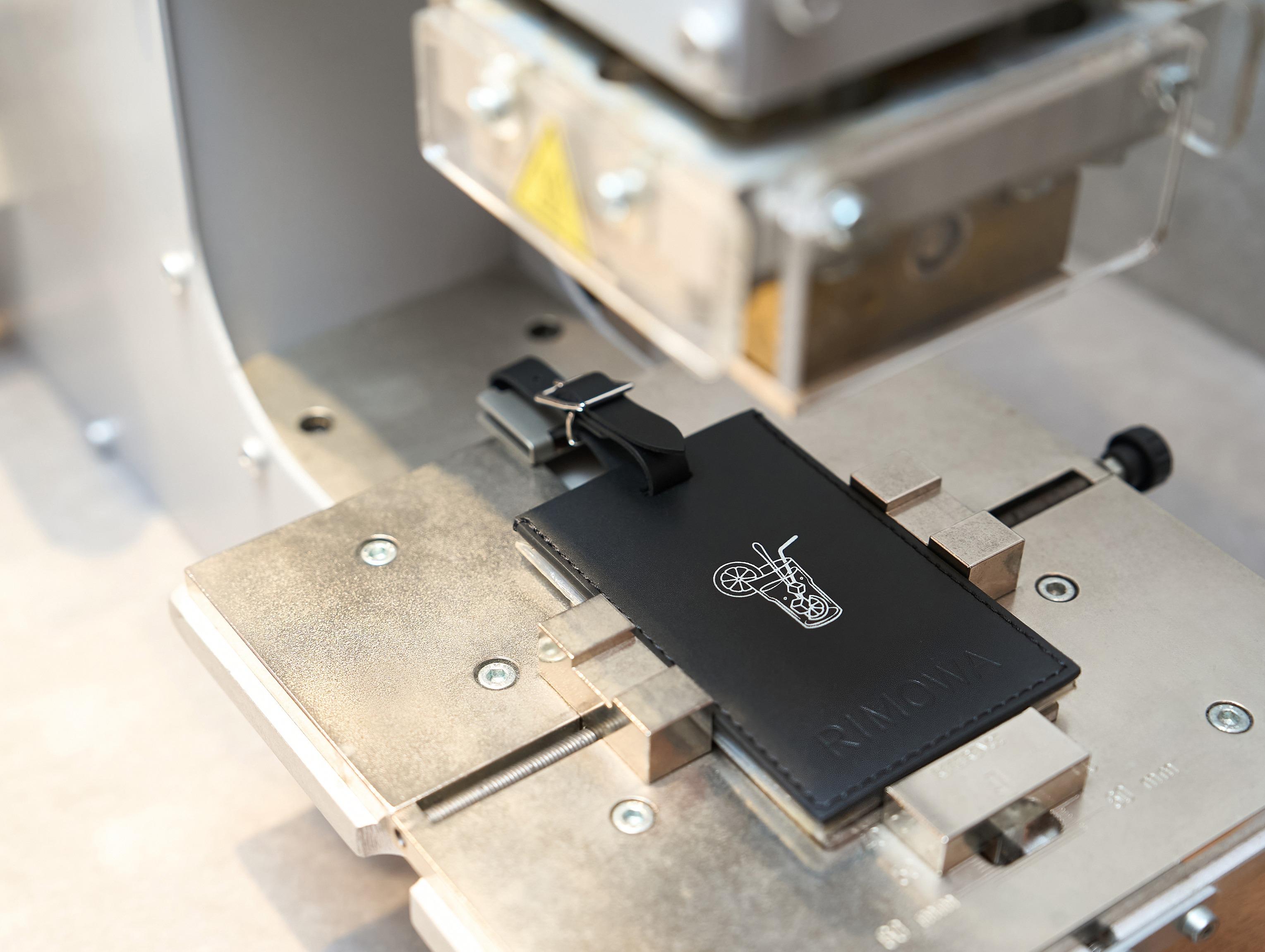 為慶祝紀念性的時刻,品牌將推出全新行李牌燙印設計,專門為旗艦店開幕而設的香港標誌性的檸檬茶圖案。